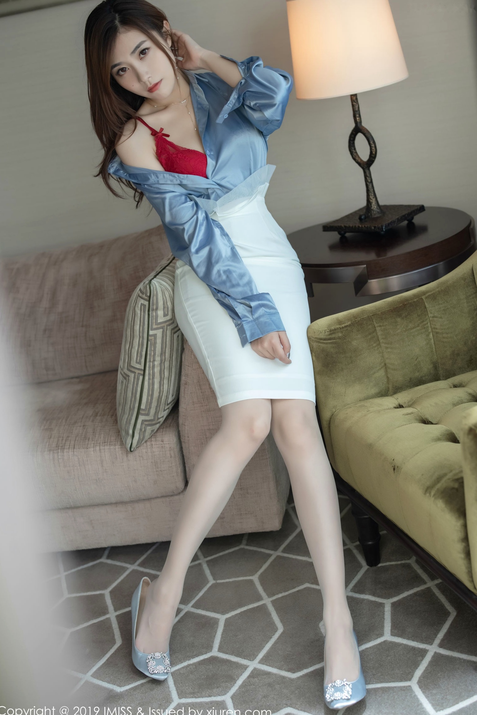 Gallery - IMiss爱蜜社 - Honey Club  424 许诺 职场OL诱惑写真，蓝色衬衫与修身包臀裙尽显知性美腿，性感内衣秀大尺度福利爱蜜社 - Honey Club 性感诱惑私房照美腿 女神私房照_秀色女神 - image 5