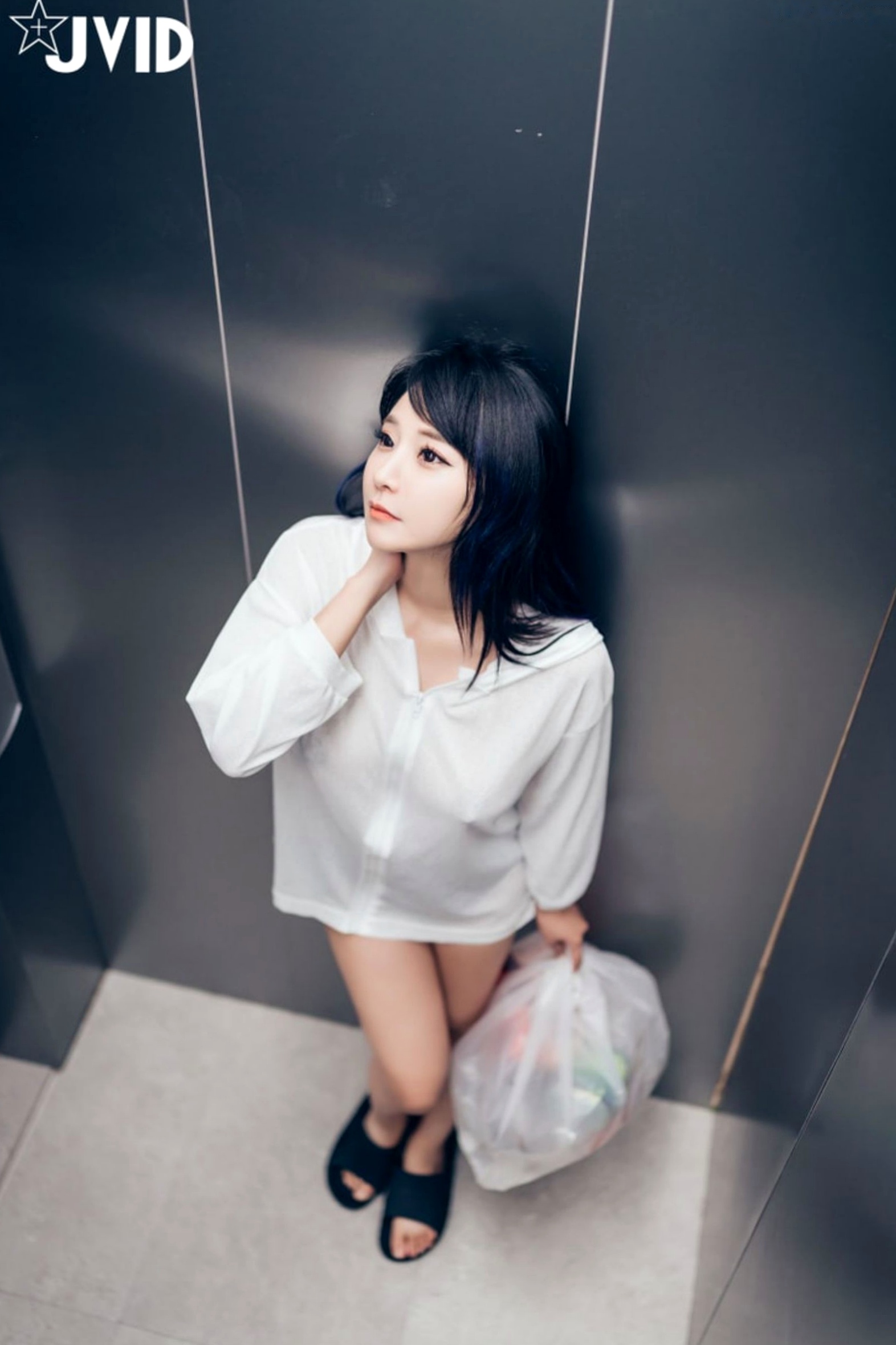Gallery - JVID-乐乐-电梯紧急停止：大尺度私密互动，极致诱惑身材展现，挑战视觉极限的18禁惊艳大片性感诱惑私房照大尺度JVID 女神私房照_秀色女神 - image 12
