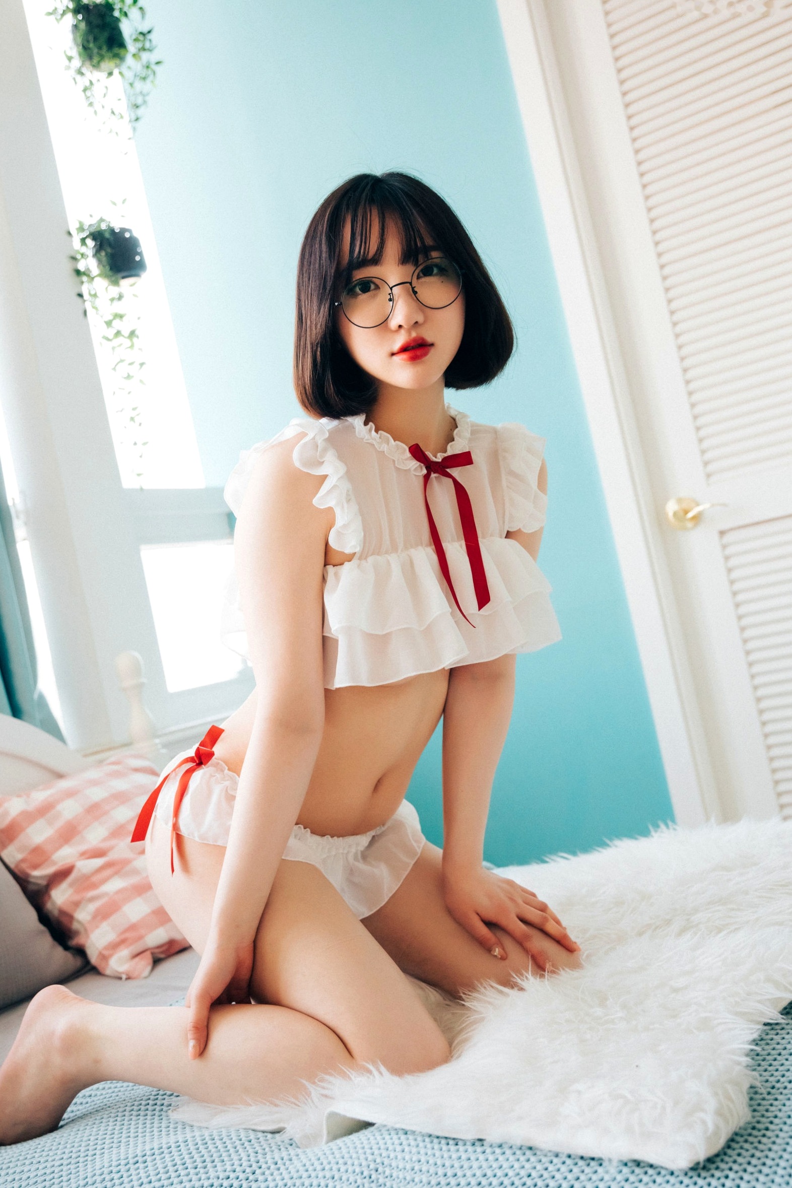 Gallery - 韩国美女孙乐乐Son-YeEun：卧室私房大尺度写真，复古眼镜清新短发，极致油光诱惑，女王归来无圣光福利韩国性感私房照大尺度诱惑 女神私房照_秀色女神 - image 50