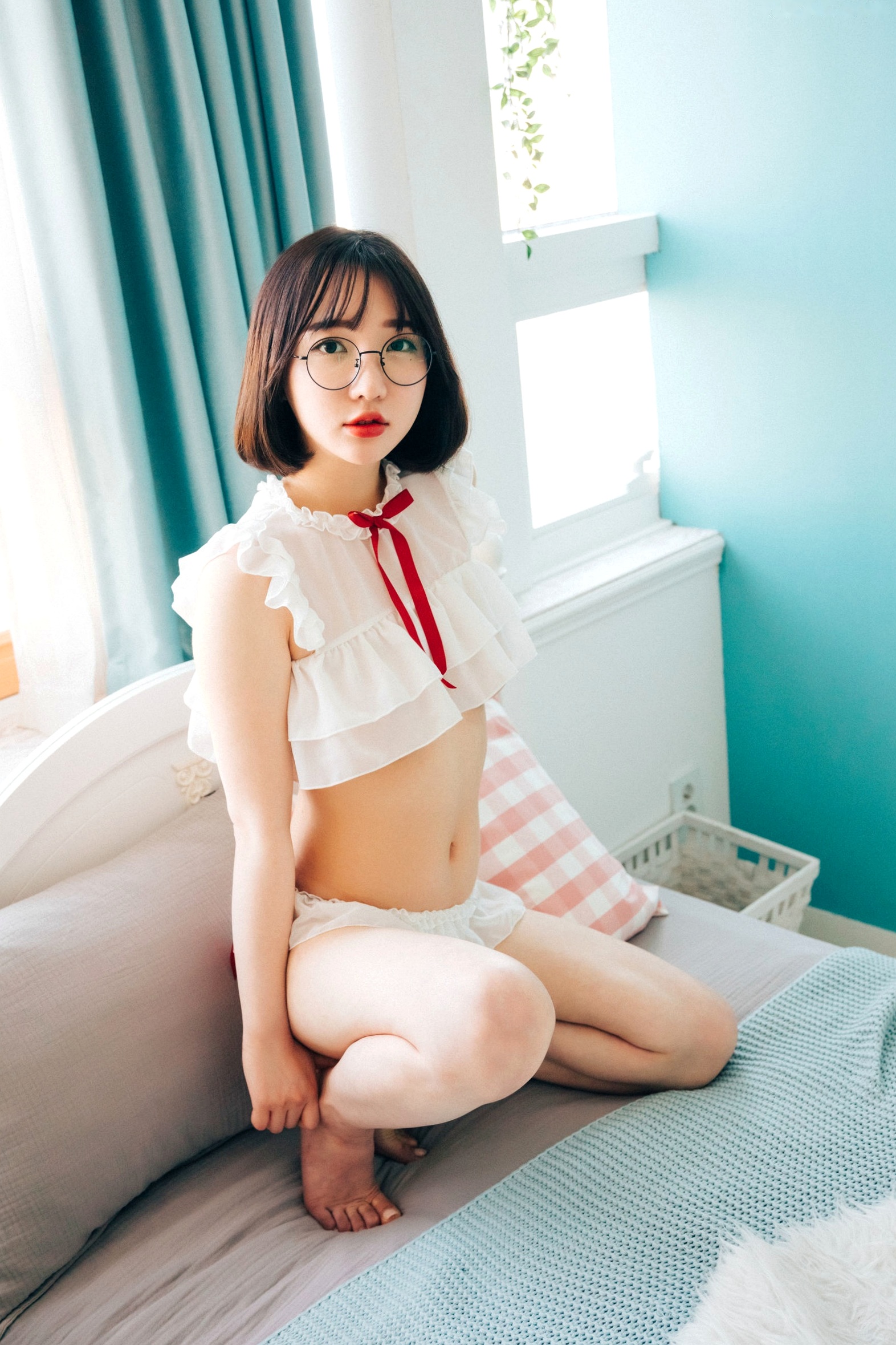Gallery - 韩国美女孙乐乐Son-YeEun：卧室私房大尺度写真，复古眼镜清新短发，极致油光诱惑，女王归来无圣光福利韩国性感私房照大尺度诱惑 女神私房照_秀色女神 - image 52