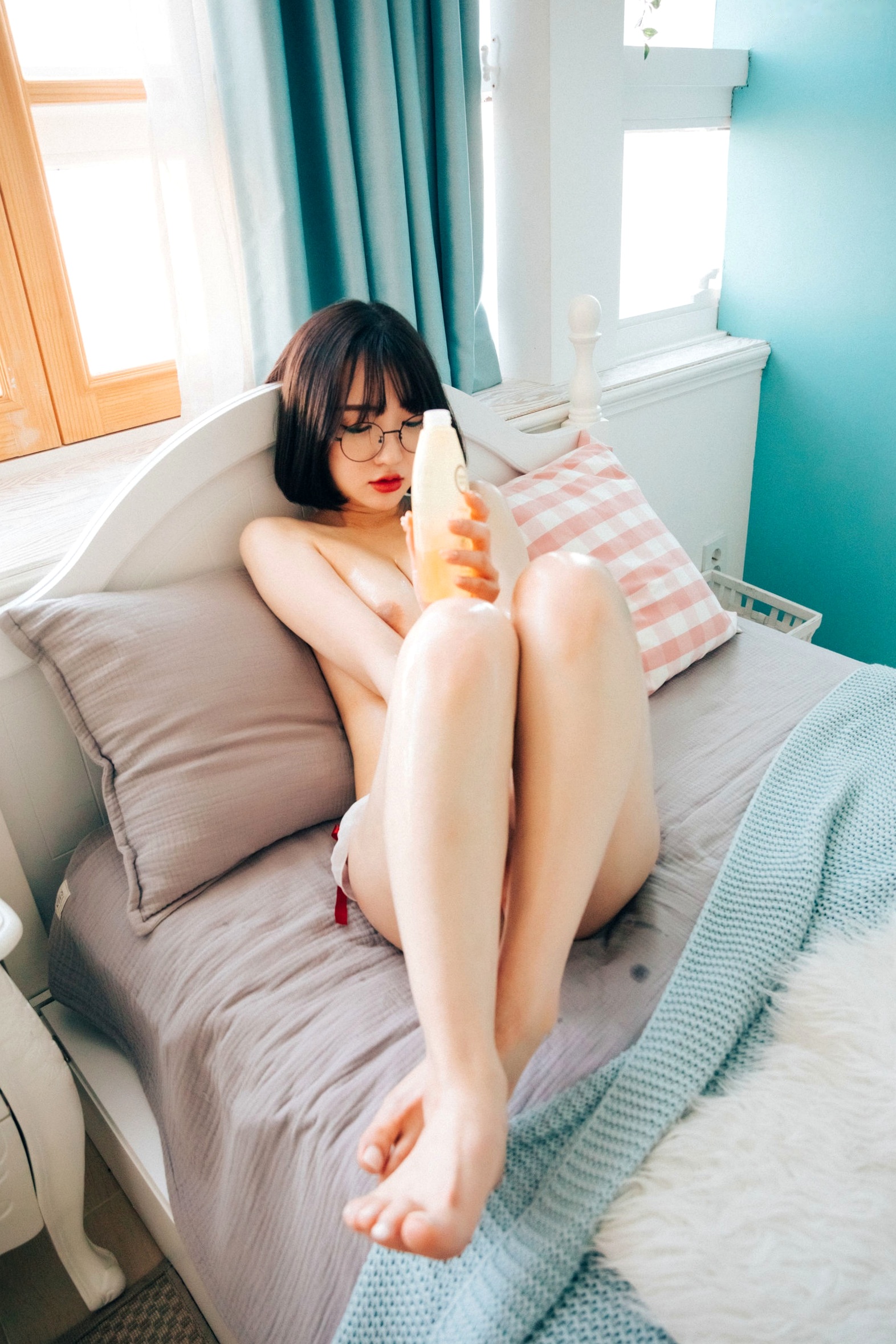 Gallery - 韩国美女孙乐乐Son-YeEun：卧室私房大尺度写真，复古眼镜清新短发，极致油光诱惑，女王归来无圣光福利韩国性感私房照大尺度诱惑 女神私房照_秀色女神 - image 87