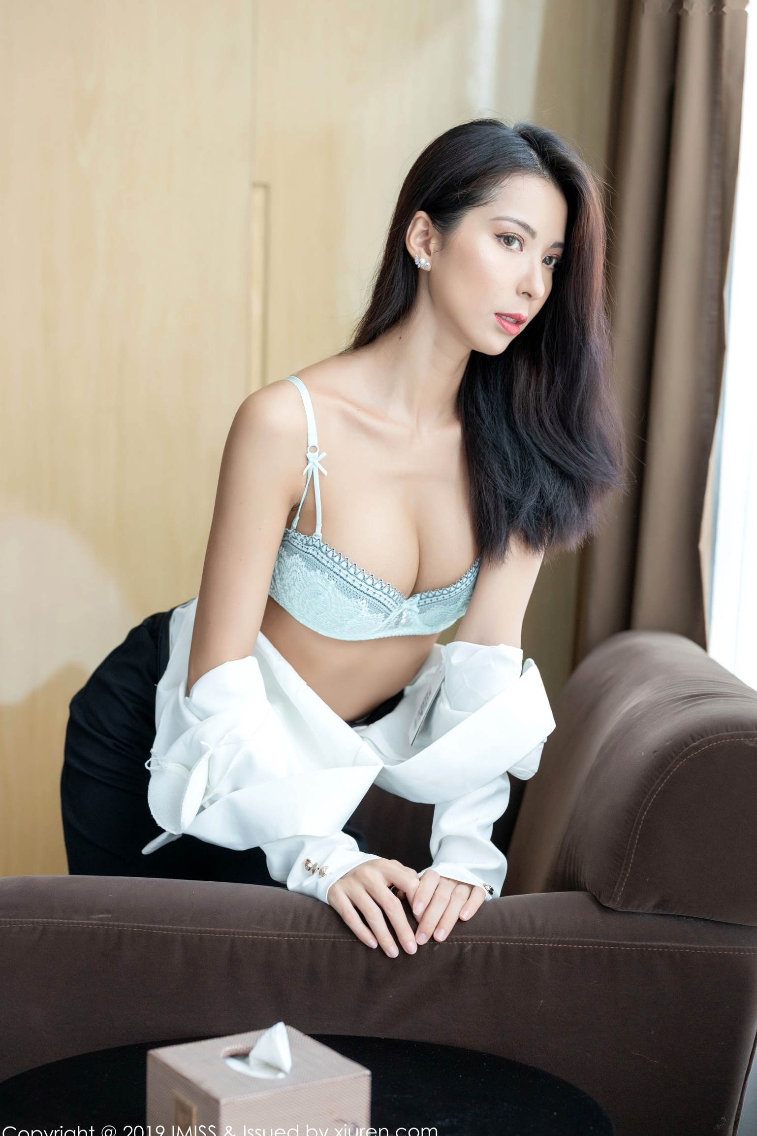 Gallery - IMiss爱蜜社 - Honey Club Carry职场白领OL职业装写真，性感黑白拼接短裙与修长极品美腿诱惑爱蜜社 - Honey Club 制服美腿丝袜性感 女神私房照_秀色女神 - image 19