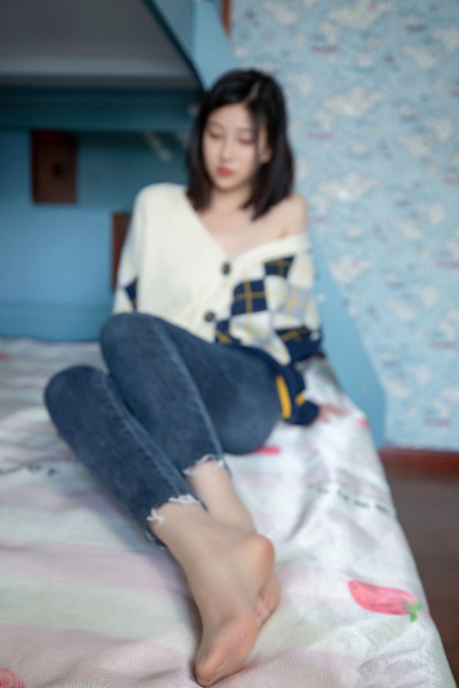 Gallery - 年年Nnian-子然私房照：清新针织衫露肩诱惑，白嫩足部丝袜特写，清纯可爱的家居生活风摄影私房照丝袜清新诱惑治愈系 女神私房照_秀色女神 - image 24