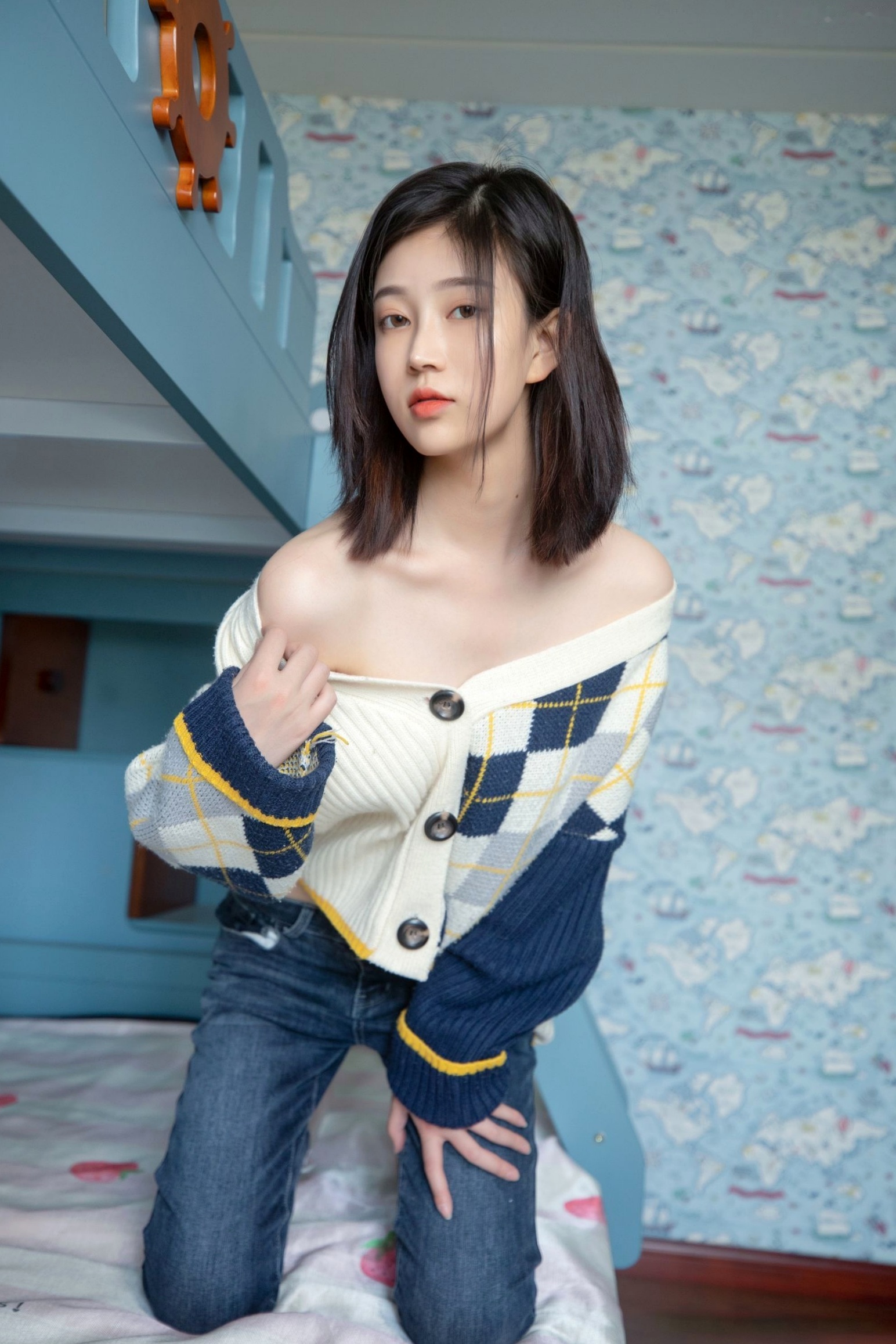 Gallery - 年年Nnian-子然私房照：清新针织衫露肩诱惑，白嫩足部丝袜特写，清纯可爱的家居生活风摄影私房照丝袜清新诱惑治愈系 女神私房照_秀色女神 - image 35