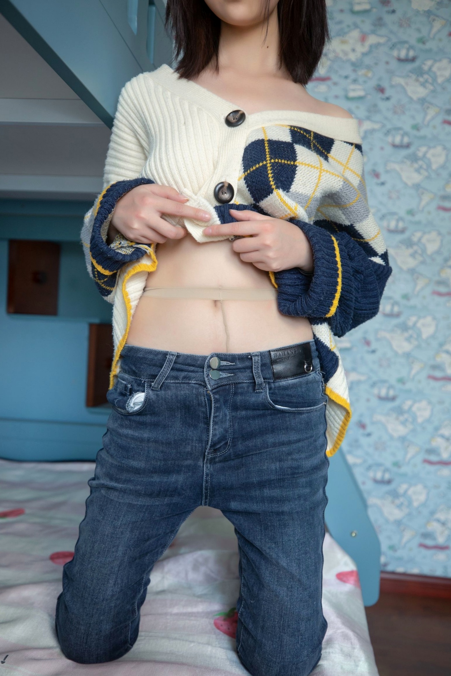Gallery - 年年Nnian-子然私房照：清新针织衫露肩诱惑，白嫩足部丝袜特写，清纯可爱的家居生活风摄影私房照丝袜清新诱惑治愈系 女神私房照_秀色女神 - image 38