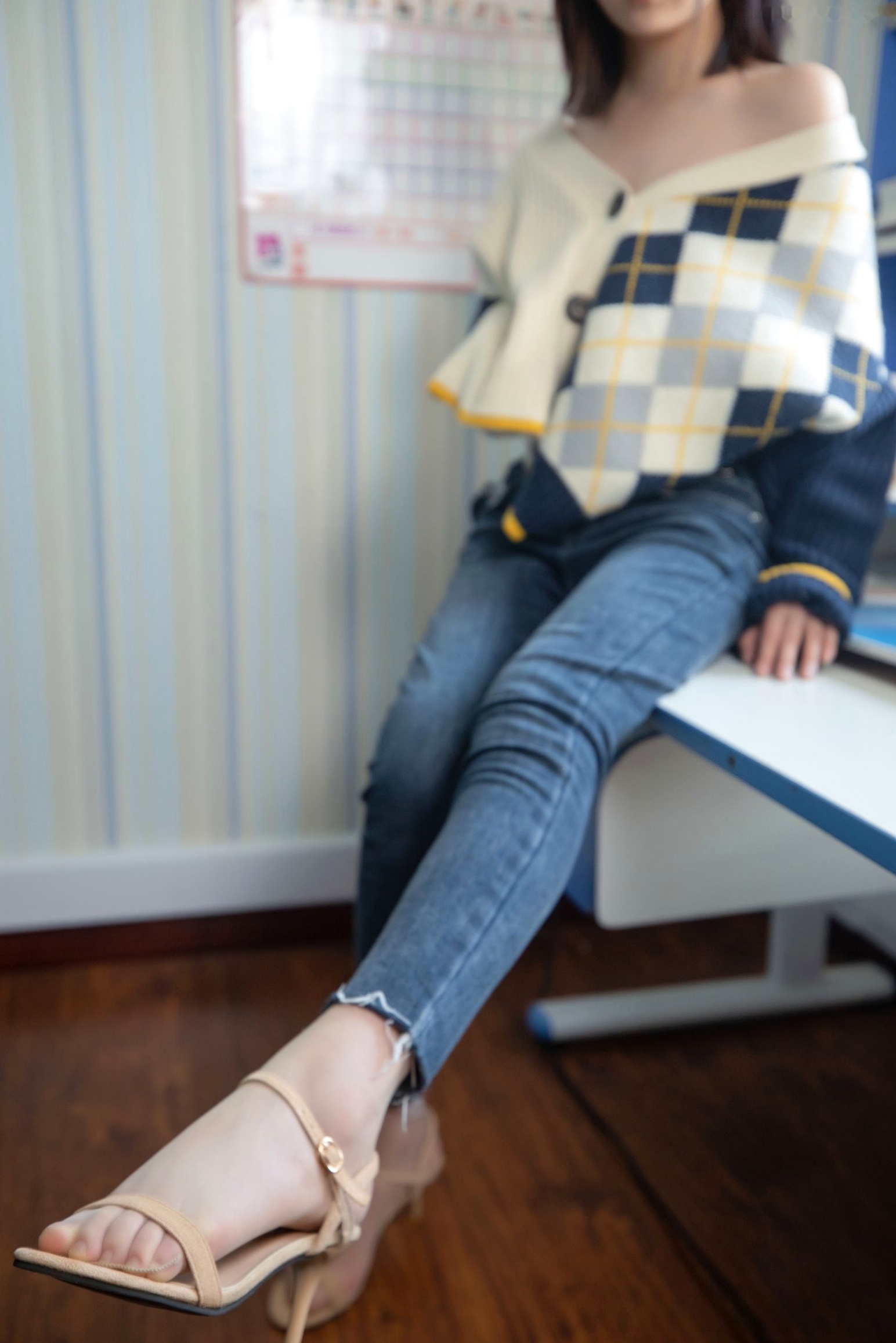 Gallery - 年年Nnian-子然私房照：清新针织衫露肩诱惑，白嫩足部丝袜特写，清纯可爱的家居生活风摄影私房照丝袜清新诱惑治愈系 女神私房照_秀色女神 - image 44