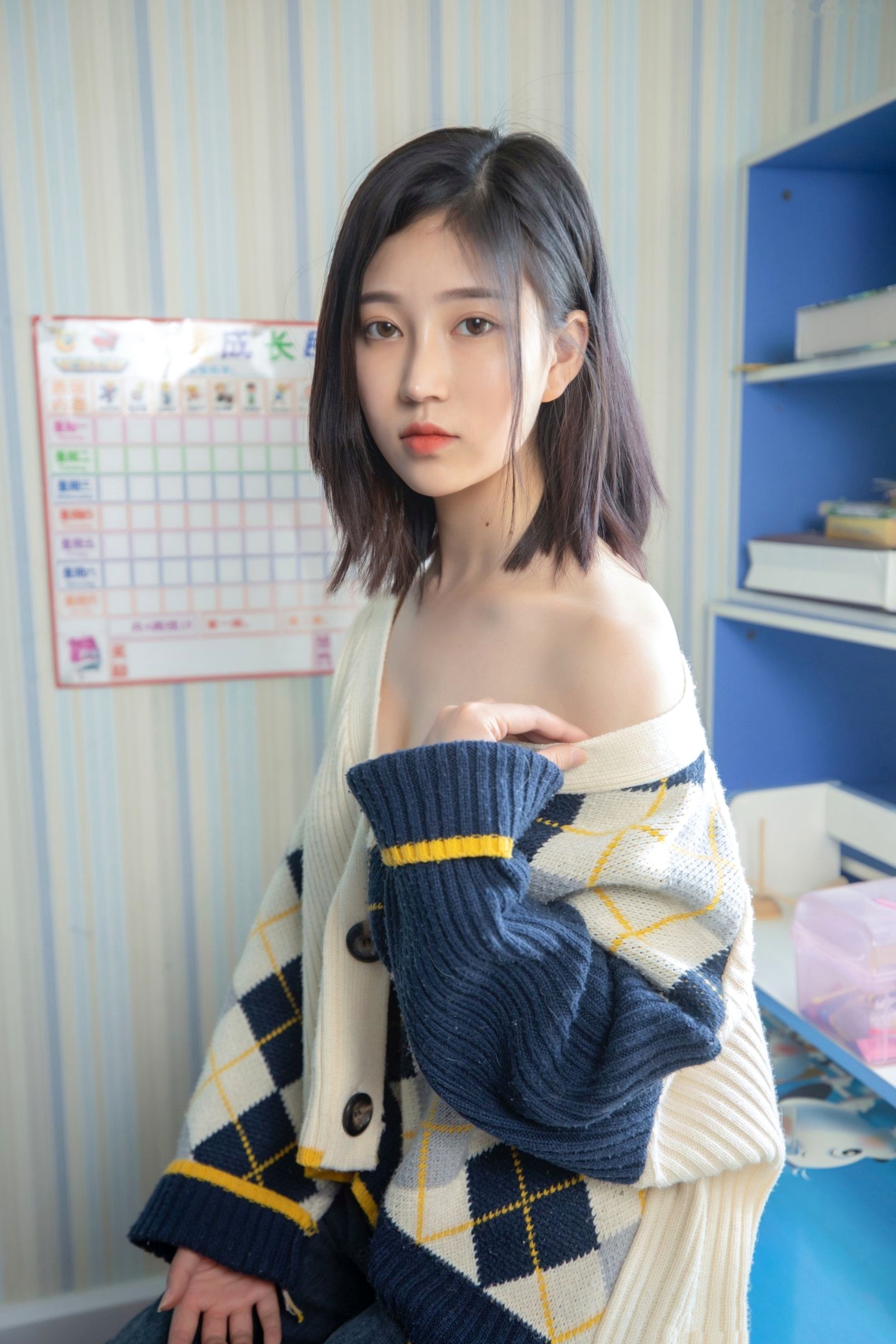 Gallery - 年年Nnian-子然私房照：清新针织衫露肩诱惑，白嫩足部丝袜特写，清纯可爱的家居生活风摄影私房照丝袜清新诱惑治愈系 女神私房照_秀色女神 - image 51
