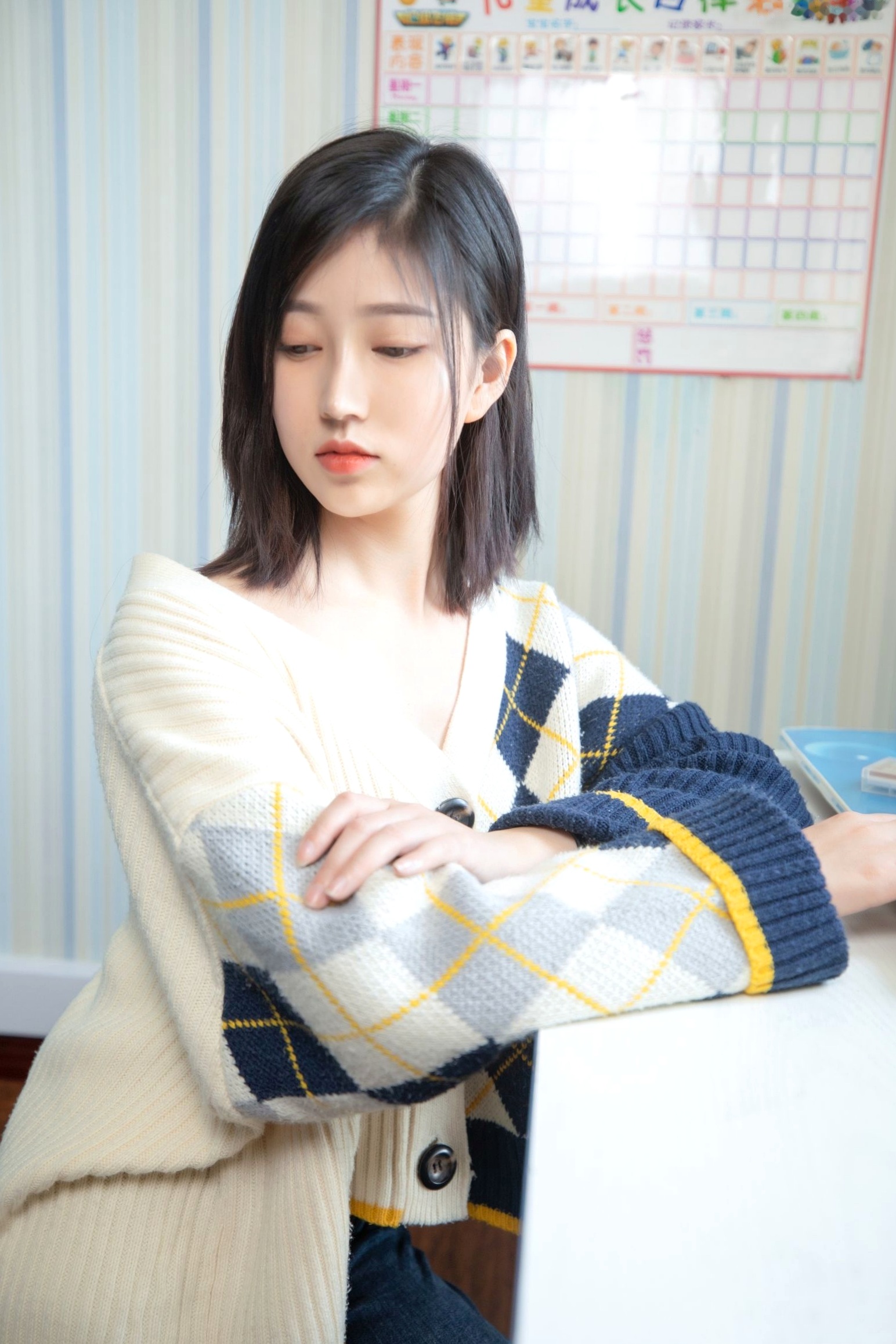 Gallery - 年年Nnian-子然私房照：清新针织衫露肩诱惑，白嫩足部丝袜特写，清纯可爱的家居生活风摄影私房照丝袜清新诱惑治愈系 女神私房照_秀色女神 - image 54