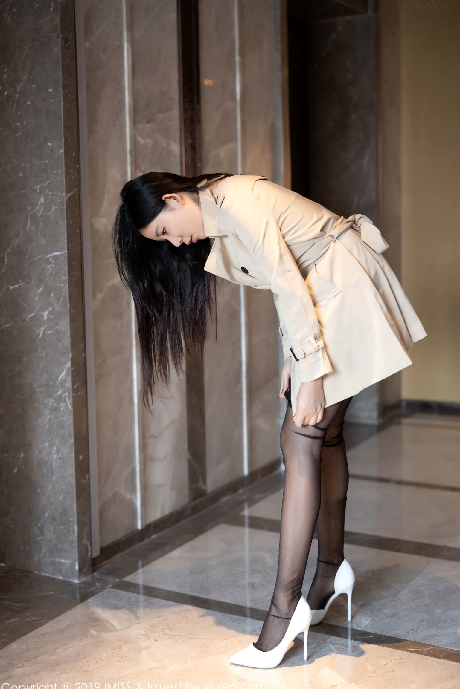 Gallery - IMiss爱蜜社 - Honey Club 李雅：米色风衣搭配黑丝美腿，尽显职场御姐优雅与私密诱惑，无圣光大尺度私房写真爱蜜社 - Honey Club 丝袜私房照美腿性感诱惑大尺度黑丝 女神私房照_秀色女神 - image 6