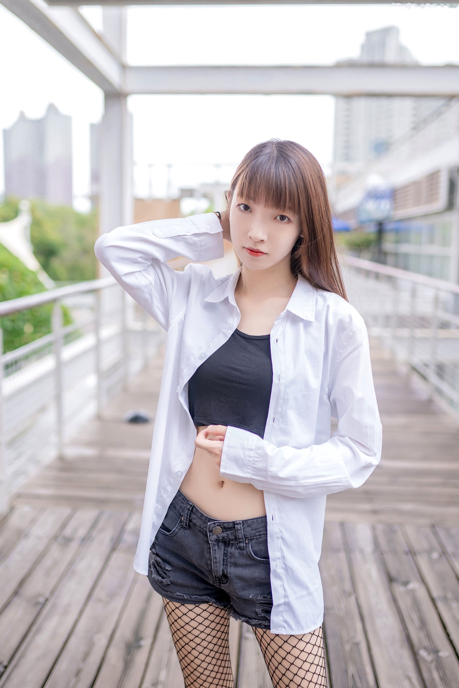 Gallery - MTCos喵糖映画-Vol.422-网袜少女街拍，潮流热裤展现迷人长腿与青春气息性感街拍美腿诱惑 女神私房照_秀色女神 - image 6