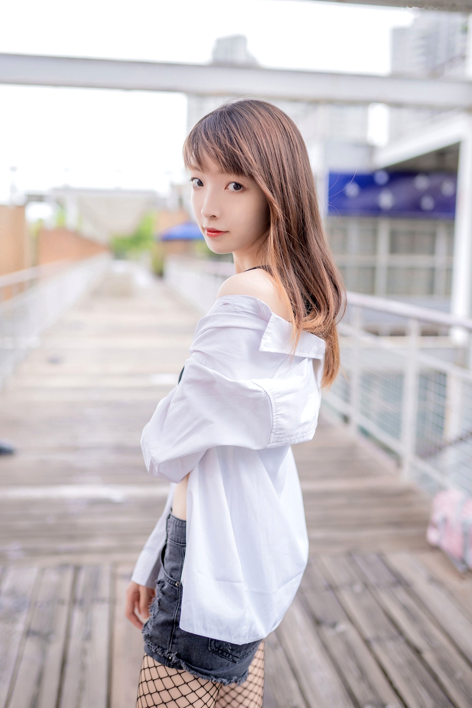 Gallery - MTCos喵糖映画-Vol.422-网袜少女街拍，潮流热裤展现迷人长腿与青春气息性感街拍美腿诱惑 女神私房照_秀色女神 - image 7