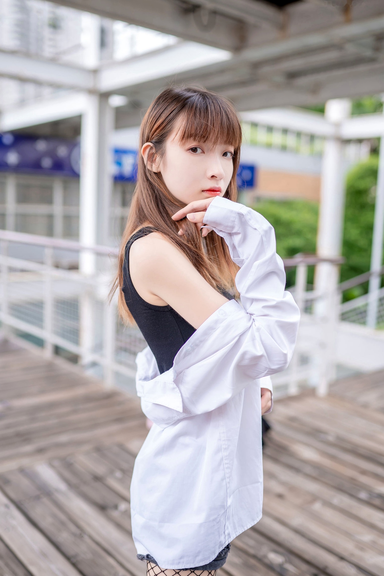 Gallery - MTCos喵糖映画-Vol.422-网袜少女街拍，潮流热裤展现迷人长腿与青春气息性感街拍美腿诱惑 女神私房照_秀色女神 - image 8