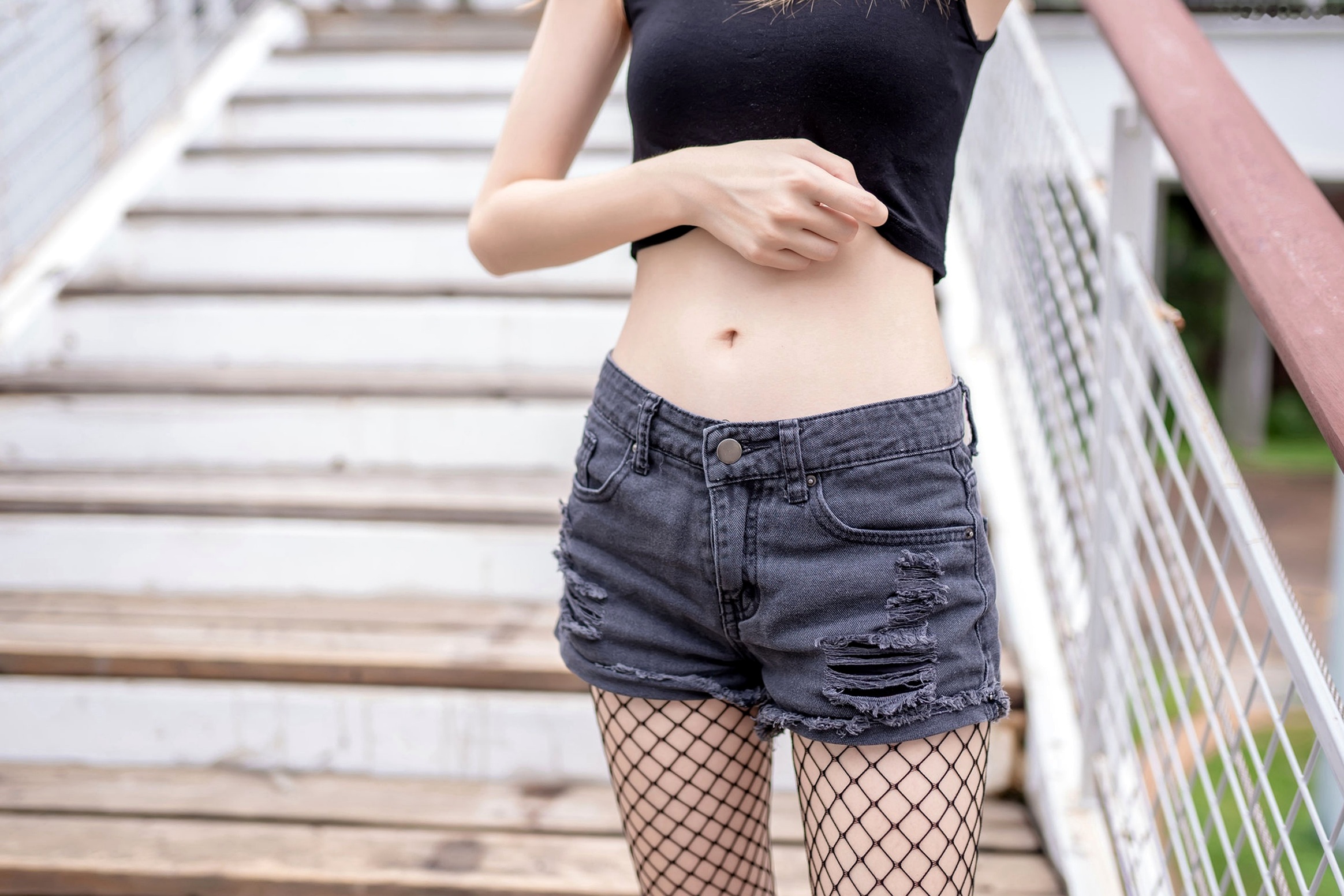 Gallery - MTCos喵糖映画-Vol.422-网袜少女街拍，潮流热裤展现迷人长腿与青春气息性感街拍美腿诱惑 女神私房照_秀色女神 - image 34