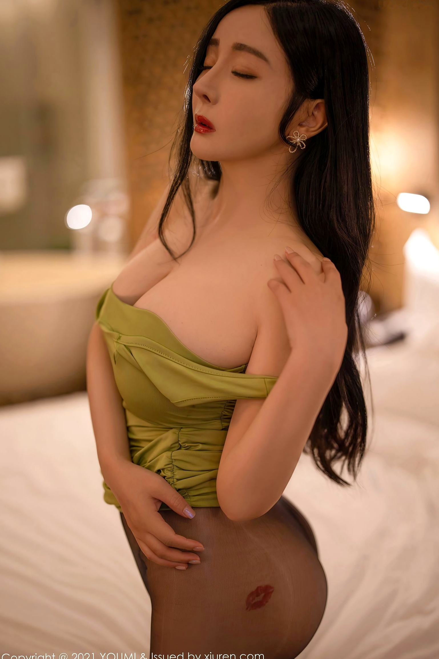 Gallery - 允爾-桂林旅拍-草绿色吊带短裙黑丝诱惑-居家酒店私房写真-尤蜜荟 - Chiness Model 精彩美图尤蜜荟 - Chiness Model 性感御女郎 - Royal Lady 黑丝诱惑 女神私房照_秀色女神 - image 16