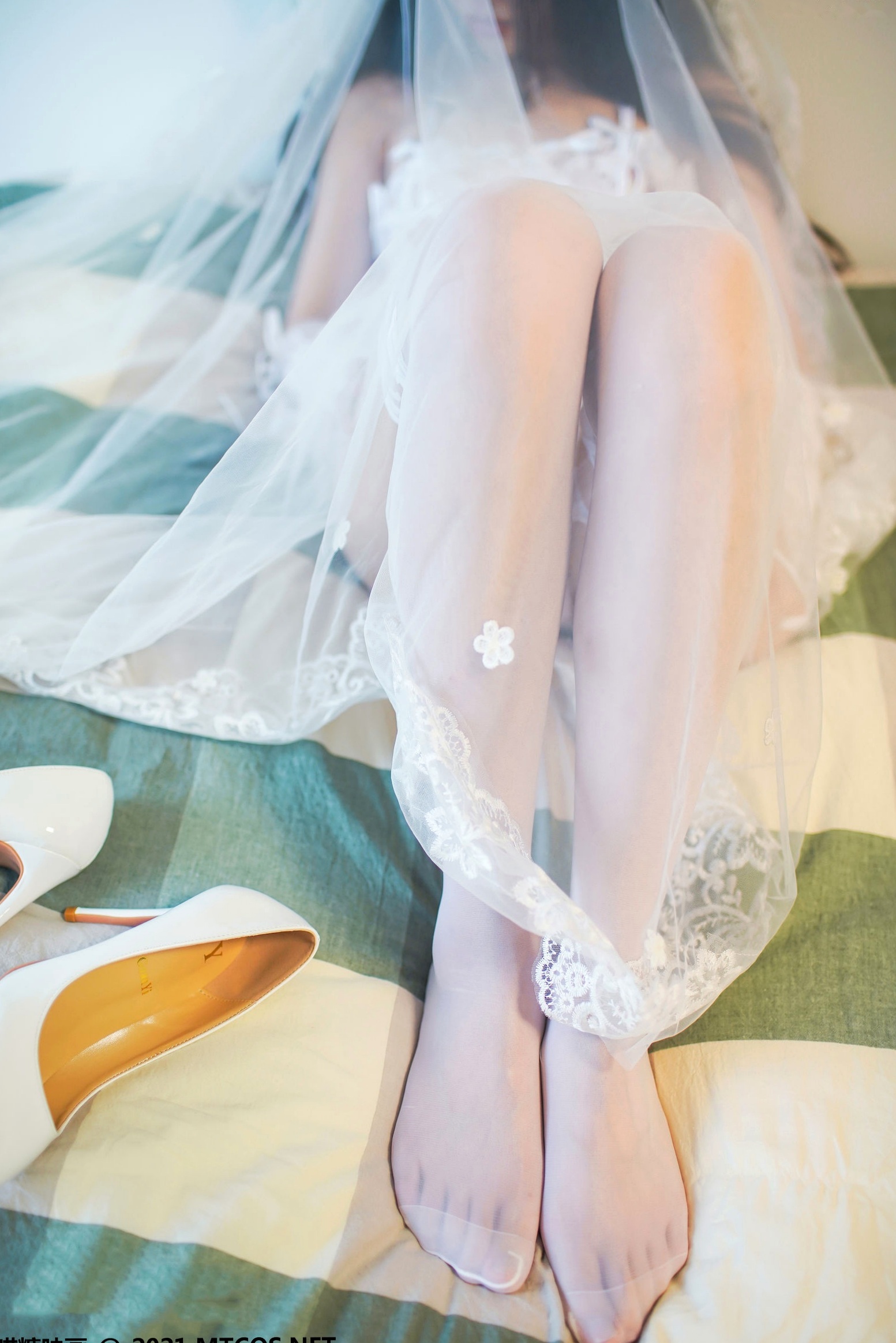 Gallery - MTCos喵糖映画-Vol.419-《白色婚纱》唯美蕾丝婚纱套装丝袜美腿私房大片婚纱丝袜美腿私房照性感 女神私房照_秀色女神 - image 18