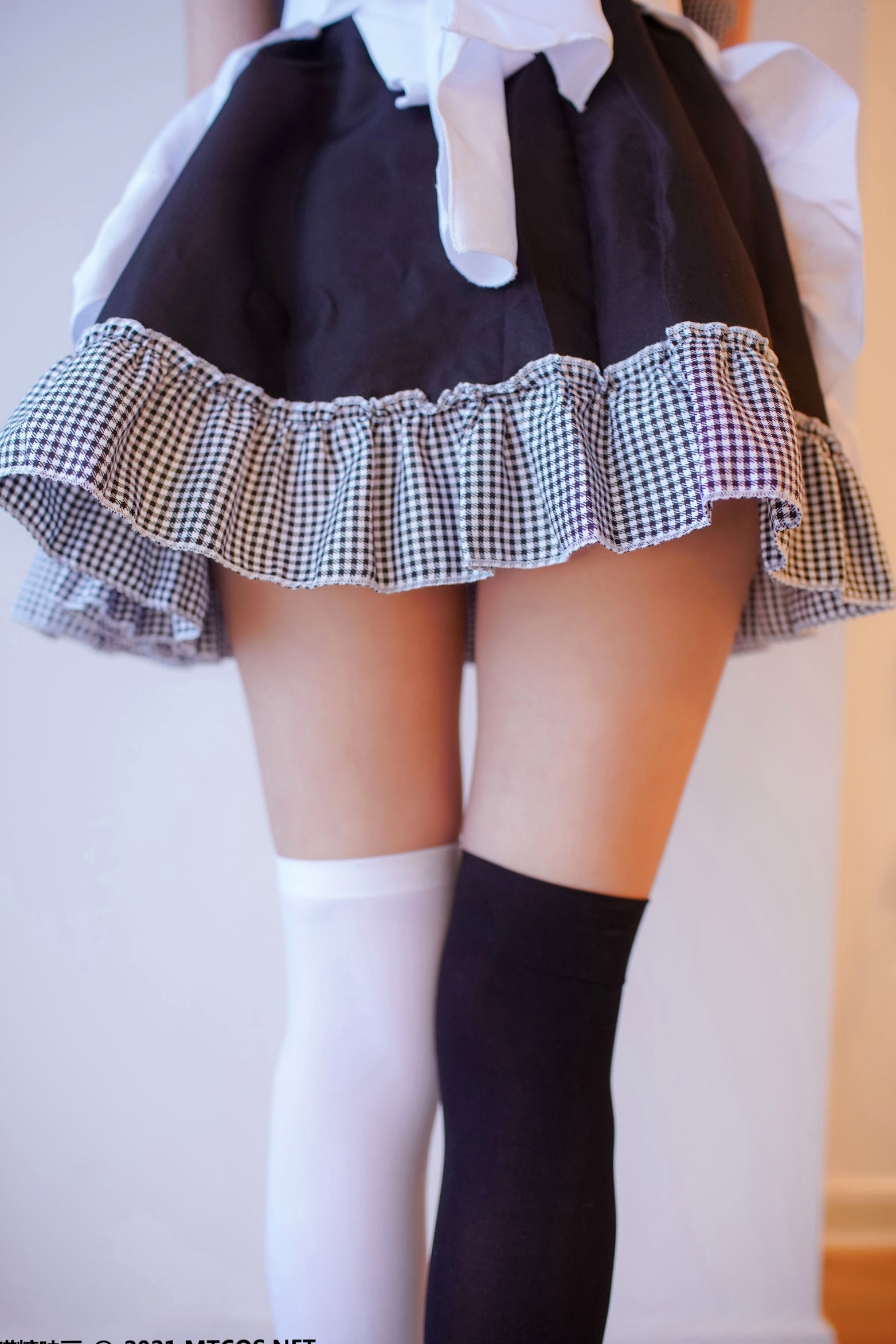 Gallery - MTCos喵糖映画-Vol.416-《黑白女仆》私房诱惑角色扮演，甜美少女不对称黑白丝袜俏皮家居写真女仆角色扮演丝袜清纯治愈系 女神私房照_秀色女神 - image 4