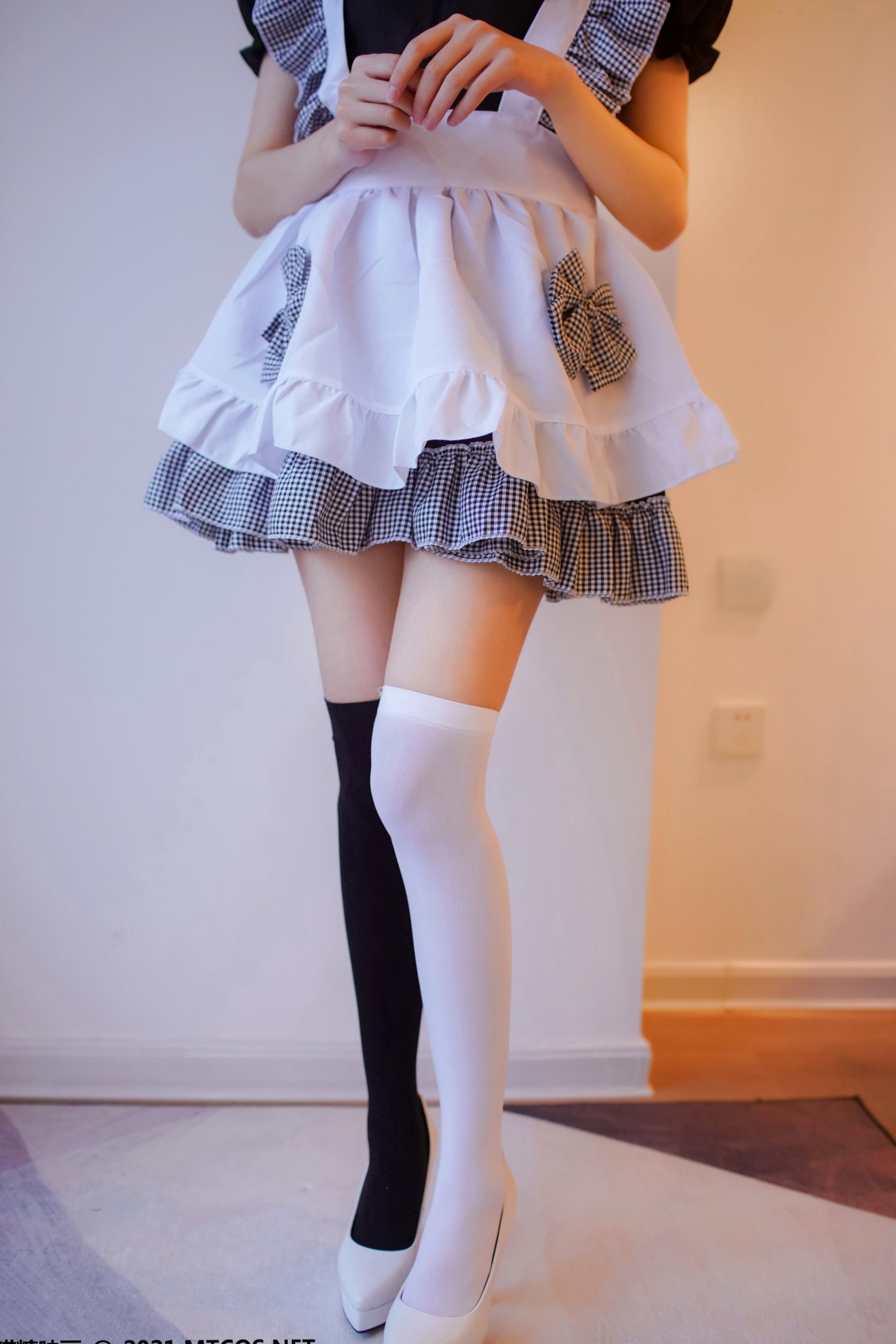 Gallery - MTCos喵糖映画-Vol.416-《黑白女仆》私房诱惑角色扮演，甜美少女不对称黑白丝袜俏皮家居写真女仆角色扮演丝袜清纯治愈系 女神私房照_秀色女神 - image 6