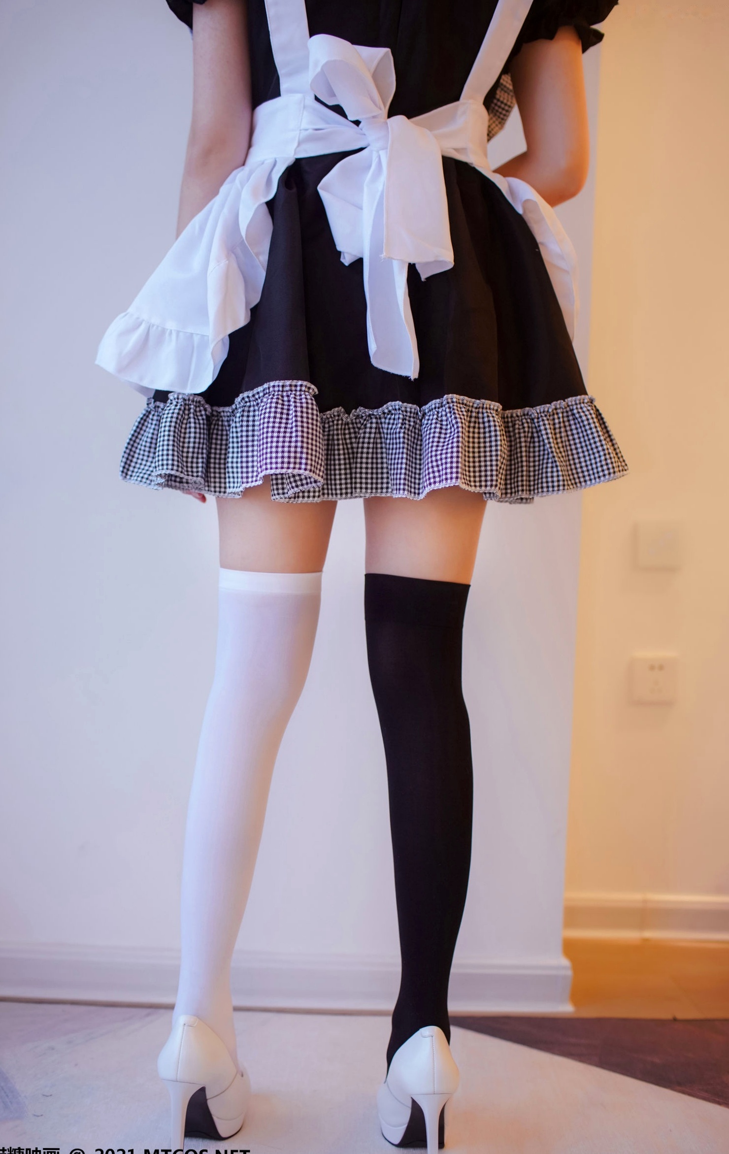 Gallery - MTCos喵糖映画-Vol.416-《黑白女仆》私房诱惑角色扮演，甜美少女不对称黑白丝袜俏皮家居写真女仆角色扮演丝袜清纯治愈系 女神私房照_秀色女神 - image 11