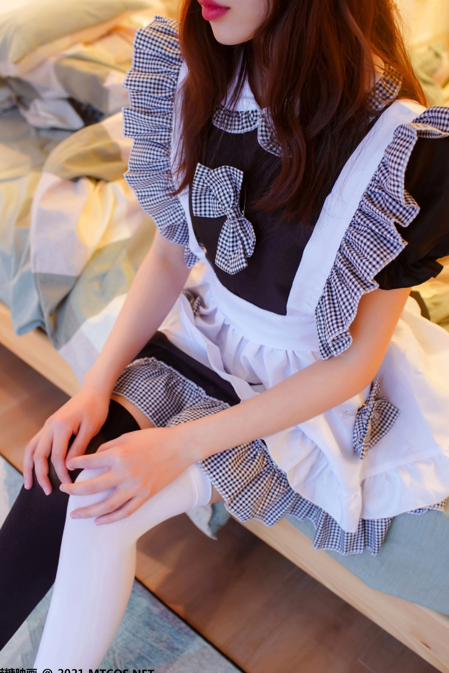 Gallery - MTCos喵糖映画-Vol.416-《黑白女仆》私房诱惑角色扮演，甜美少女不对称黑白丝袜俏皮家居写真女仆角色扮演丝袜清纯治愈系 女神私房照_秀色女神 - image 23