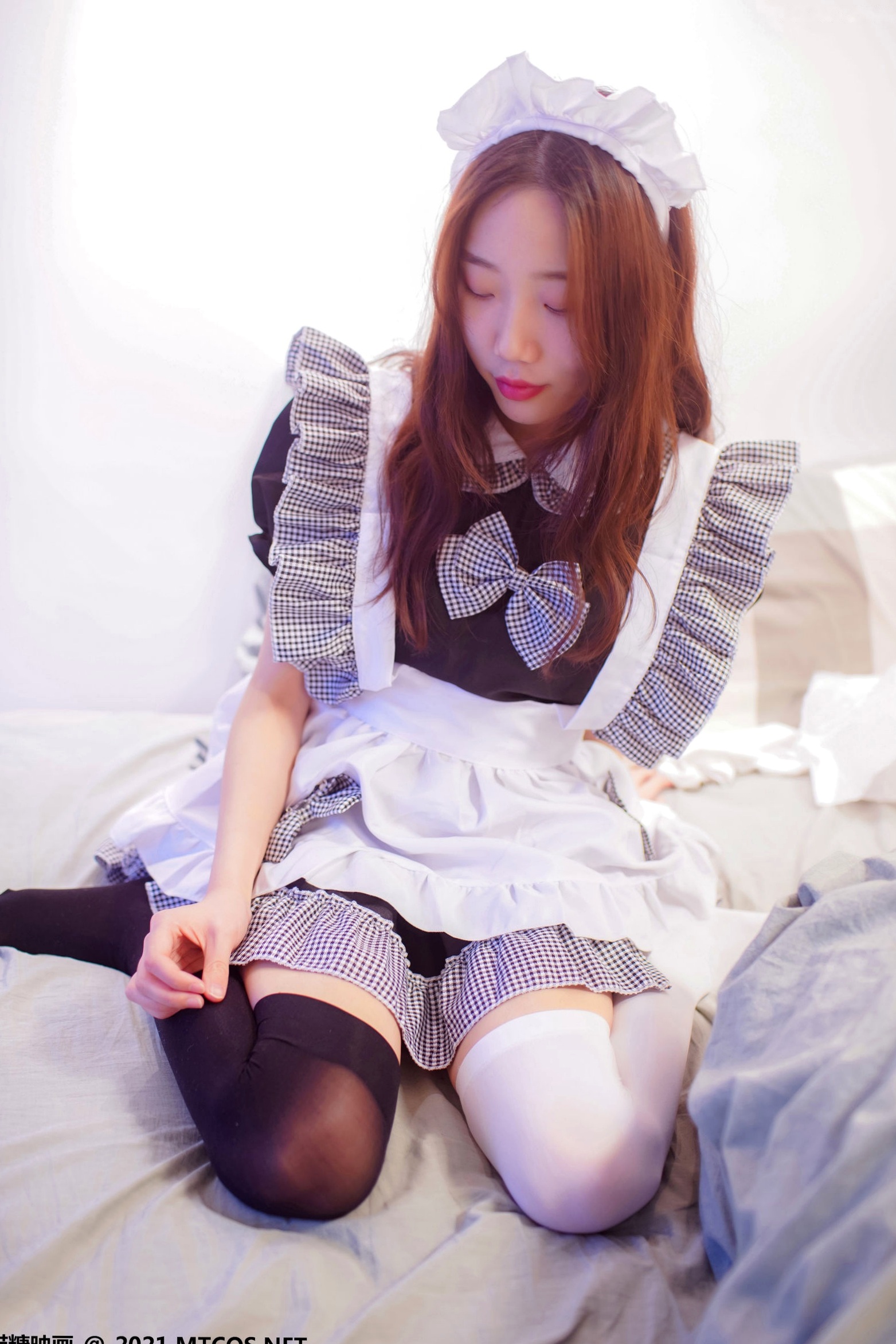 Gallery - MTCos喵糖映画-Vol.416-《黑白女仆》私房诱惑角色扮演，甜美少女不对称黑白丝袜俏皮家居写真女仆角色扮演丝袜清纯治愈系 女神私房照_秀色女神 - image 35