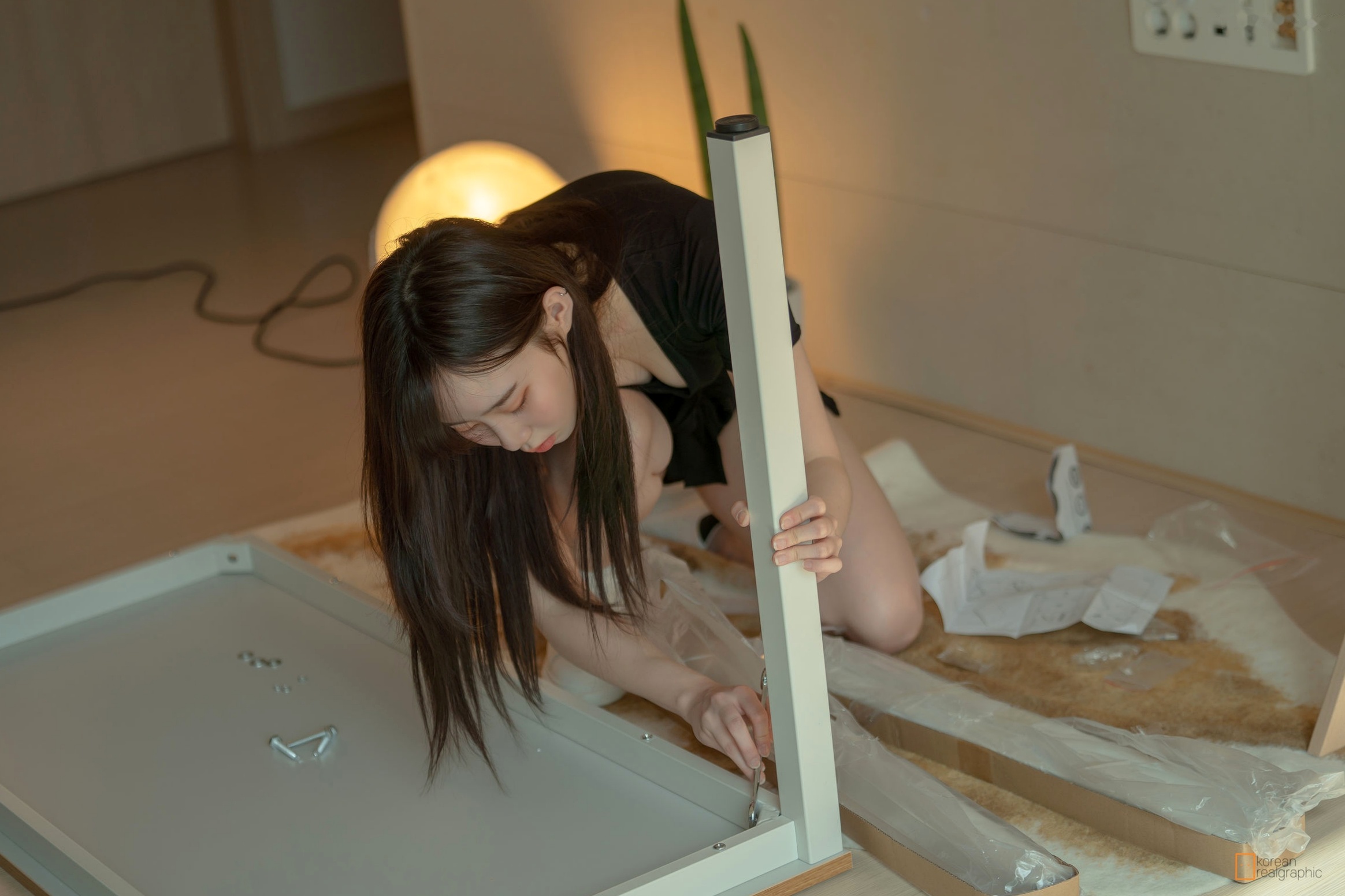 Gallery - [Korean-Realgraphic] MyuA：居家组装家具的性感女神，修身黑衣魅力曲线私房写真韩国性感诱惑私房照大尺度 女神私房照_秀色女神 - image 5