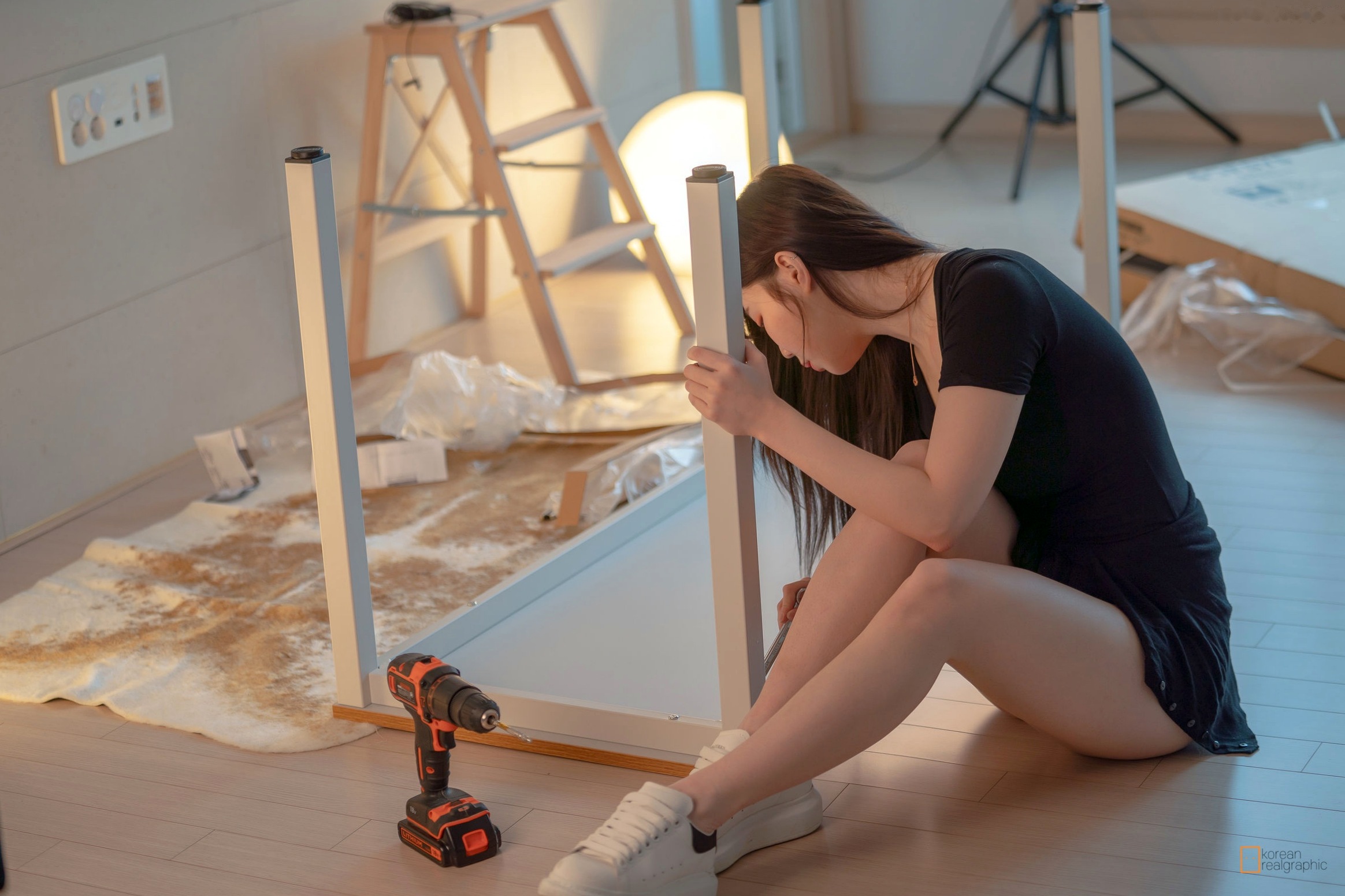 Gallery - [Korean-Realgraphic] MyuA：居家组装家具的性感女神，修身黑衣魅力曲线私房写真韩国性感诱惑私房照大尺度 女神私房照_秀色女神 - image 15
