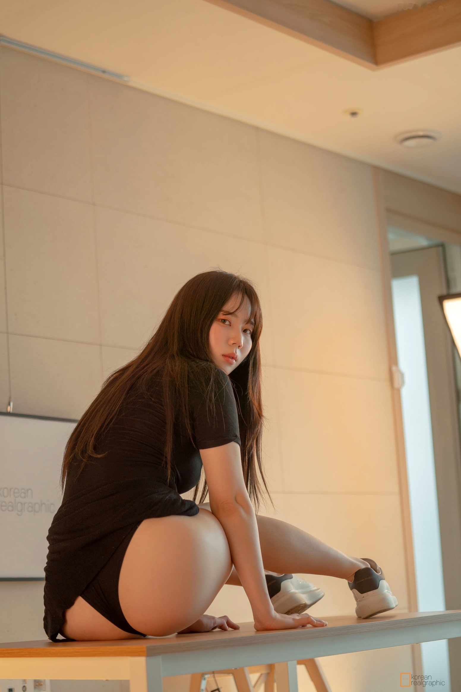 Gallery - [Korean-Realgraphic] MyuA：居家组装家具的性感女神，修身黑衣魅力曲线私房写真韩国性感诱惑私房照大尺度 女神私房照_秀色女神 - image 25