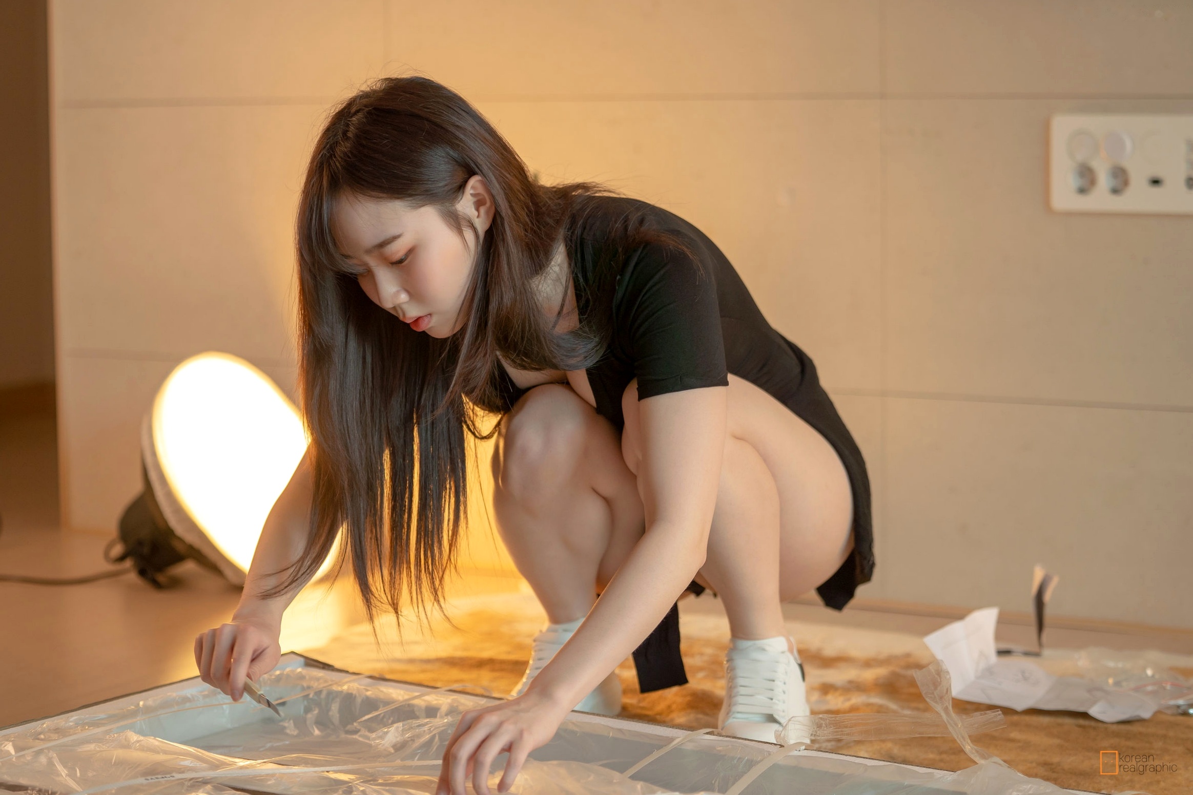 Gallery - [Korean-Realgraphic] MyuA：居家组装家具的性感女神，修身黑衣魅力曲线私房写真韩国性感诱惑私房照大尺度 女神私房照_秀色女神 - image 49