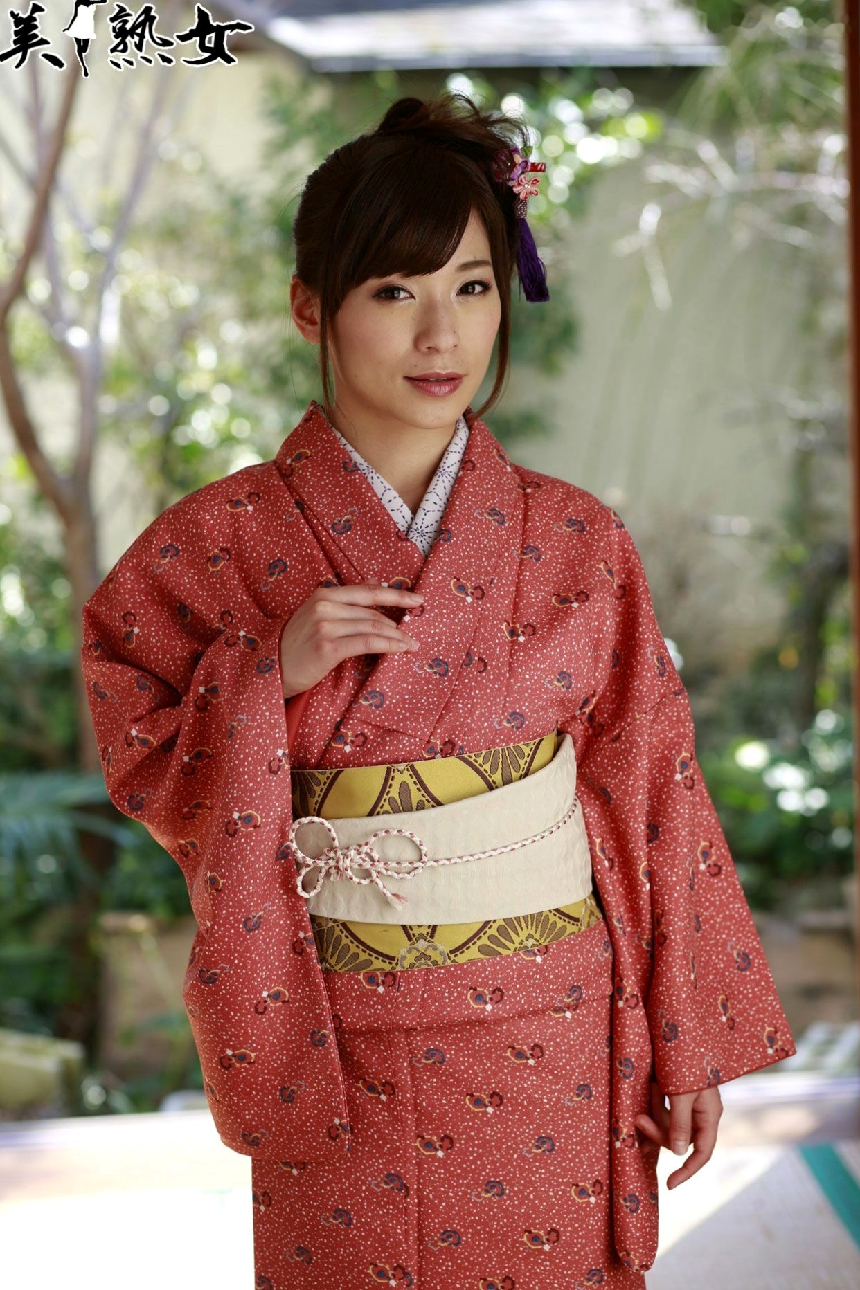 Gallery - 香澄果穗写真集：温馨暖炉与和服诱惑，日本气质熟女的极致魅力大尺度生活记录日本诱惑和服私房照大尺度 女神私房照_秀色女神 - image 6
