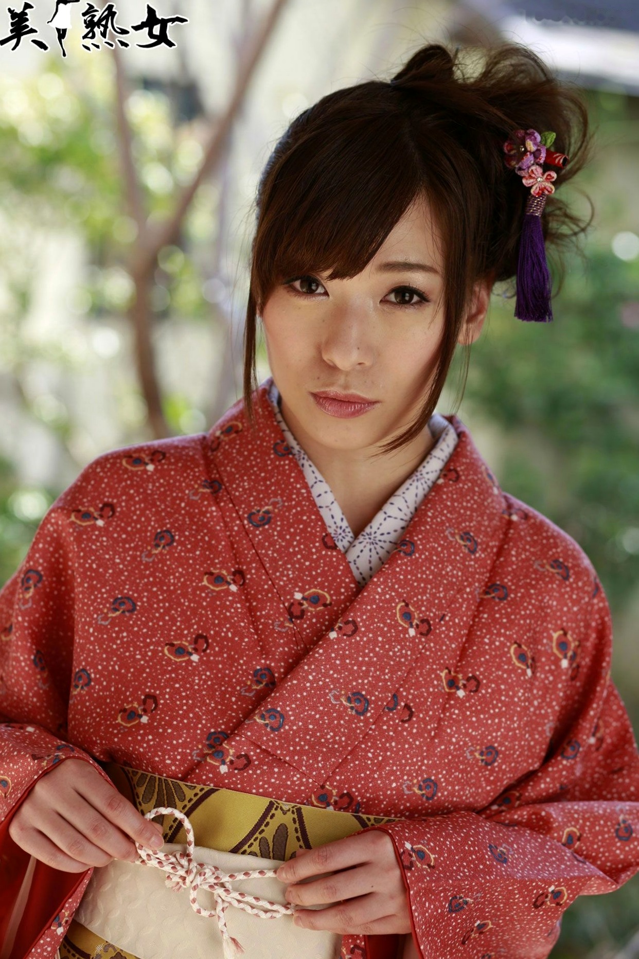 Gallery - 香澄果穗写真集：温馨暖炉与和服诱惑，日本气质熟女的极致魅力大尺度生活记录日本诱惑和服私房照大尺度 女神私房照_秀色女神 - image 8