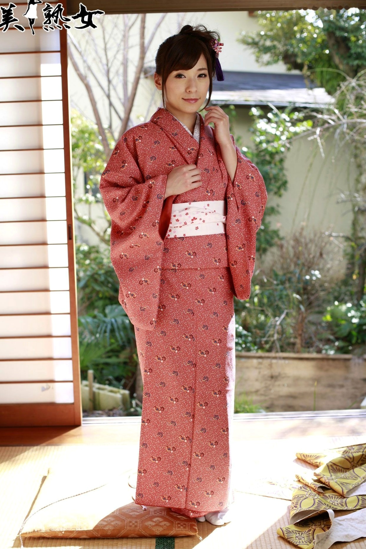 Gallery - 香澄果穗写真集：温馨暖炉与和服诱惑，日本气质熟女的极致魅力大尺度生活记录日本诱惑和服私房照大尺度 女神私房照_秀色女神 - image 10