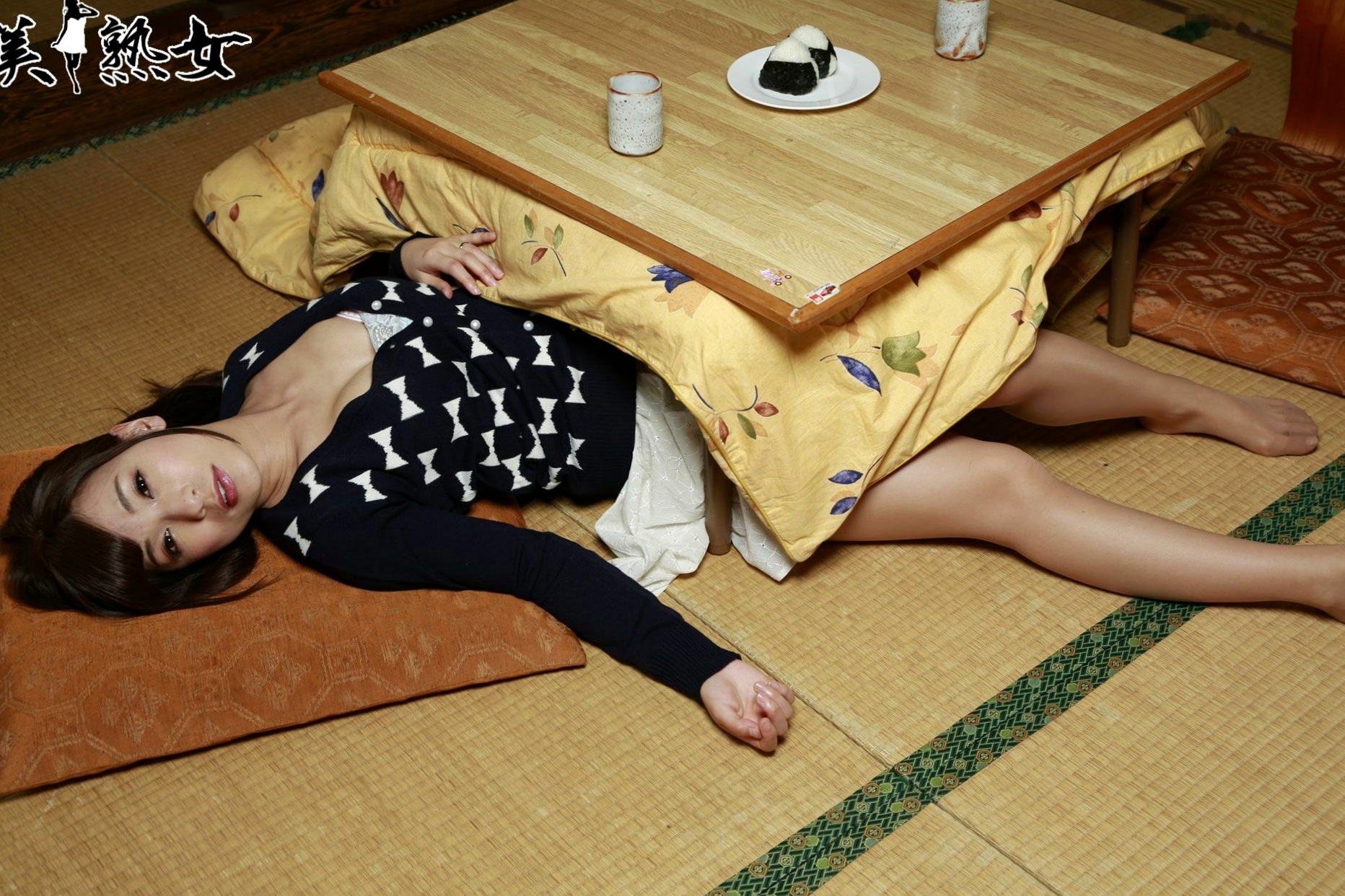 Gallery - 香澄果穗写真集：温馨暖炉与和服诱惑，日本气质熟女的极致魅力大尺度生活记录日本诱惑和服私房照大尺度 女神私房照_秀色女神 - image 16