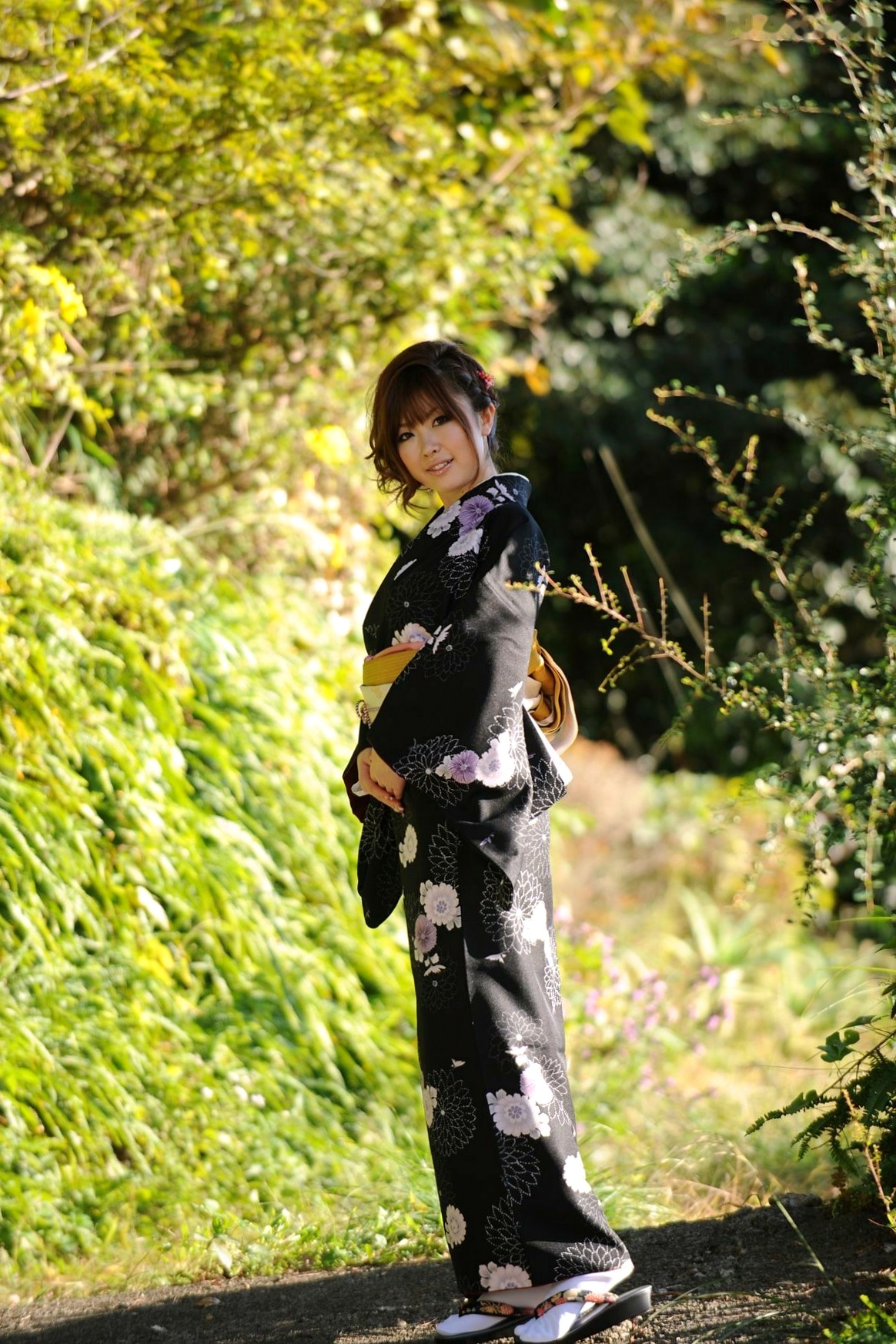 Gallery - X-City写真集：浜崎りお（Rio Hamazaki）演绎古典黑底和服诱惑，极致优雅的日式私房风情写真日本和服私房照性感尤物 女神私房照_秀色女神 - image 23