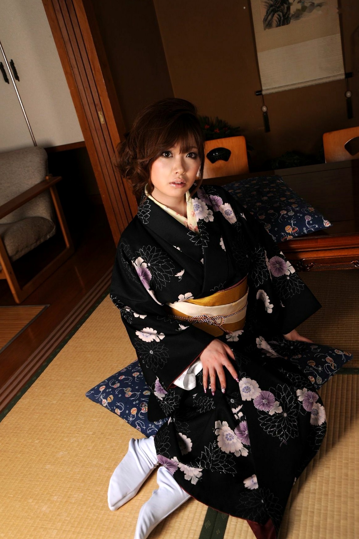 Gallery - X-City写真集：浜崎りお（Rio Hamazaki）演绎古典黑底和服诱惑，极致优雅的日式私房风情写真日本和服私房照性感尤物 女神私房照_秀色女神 - image 34