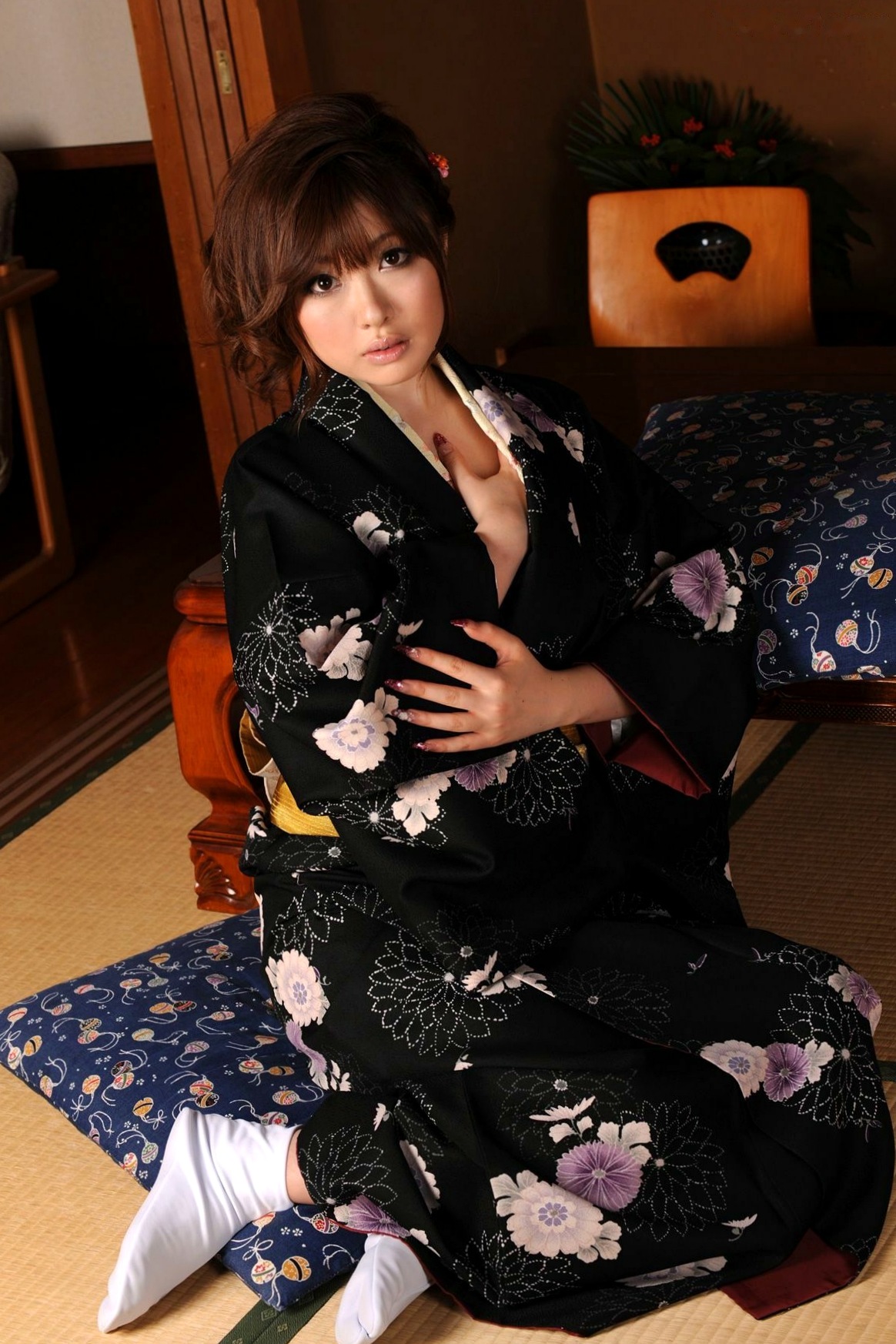 Gallery - X-City写真集：浜崎りお（Rio Hamazaki）演绎古典黑底和服诱惑，极致优雅的日式私房风情写真日本和服私房照性感尤物 女神私房照_秀色女神 - image 38
