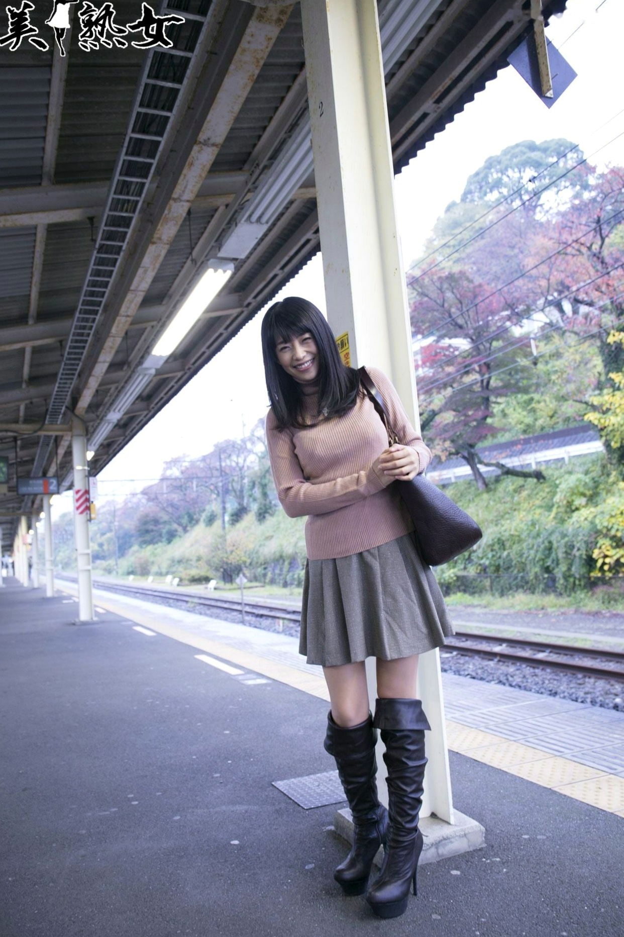 Gallery - X-City人气熟女范田纱纱、春山千惠里写真集，清新街拍与私密室内风格合集日本私房照气质诱惑 女神私房照_秀色女神 - image 22