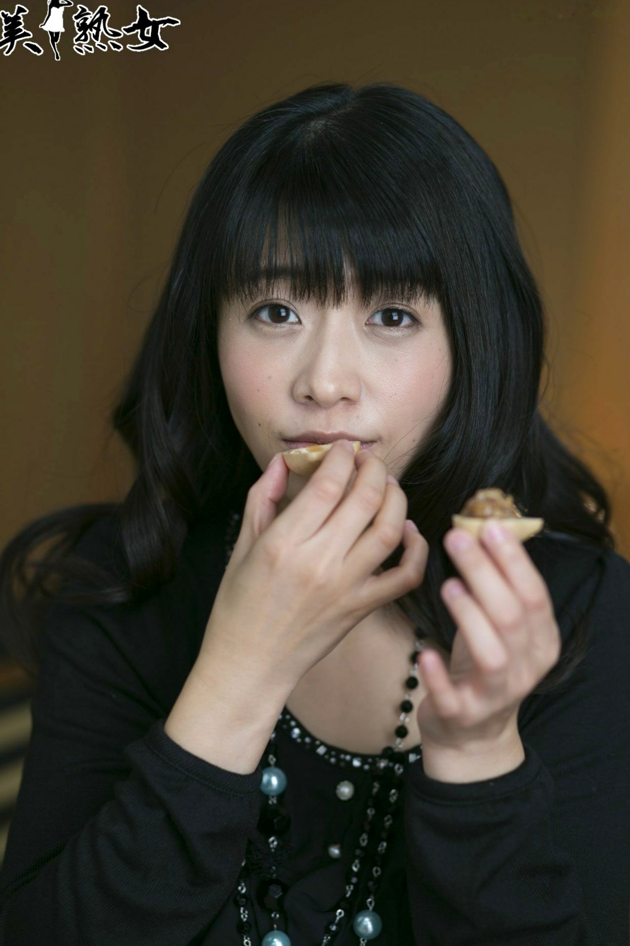 Gallery - X-City人气熟女范田纱纱、春山千惠里写真集，清新街拍与私密室内风格合集日本私房照气质诱惑 女神私房照_秀色女神 - image 36