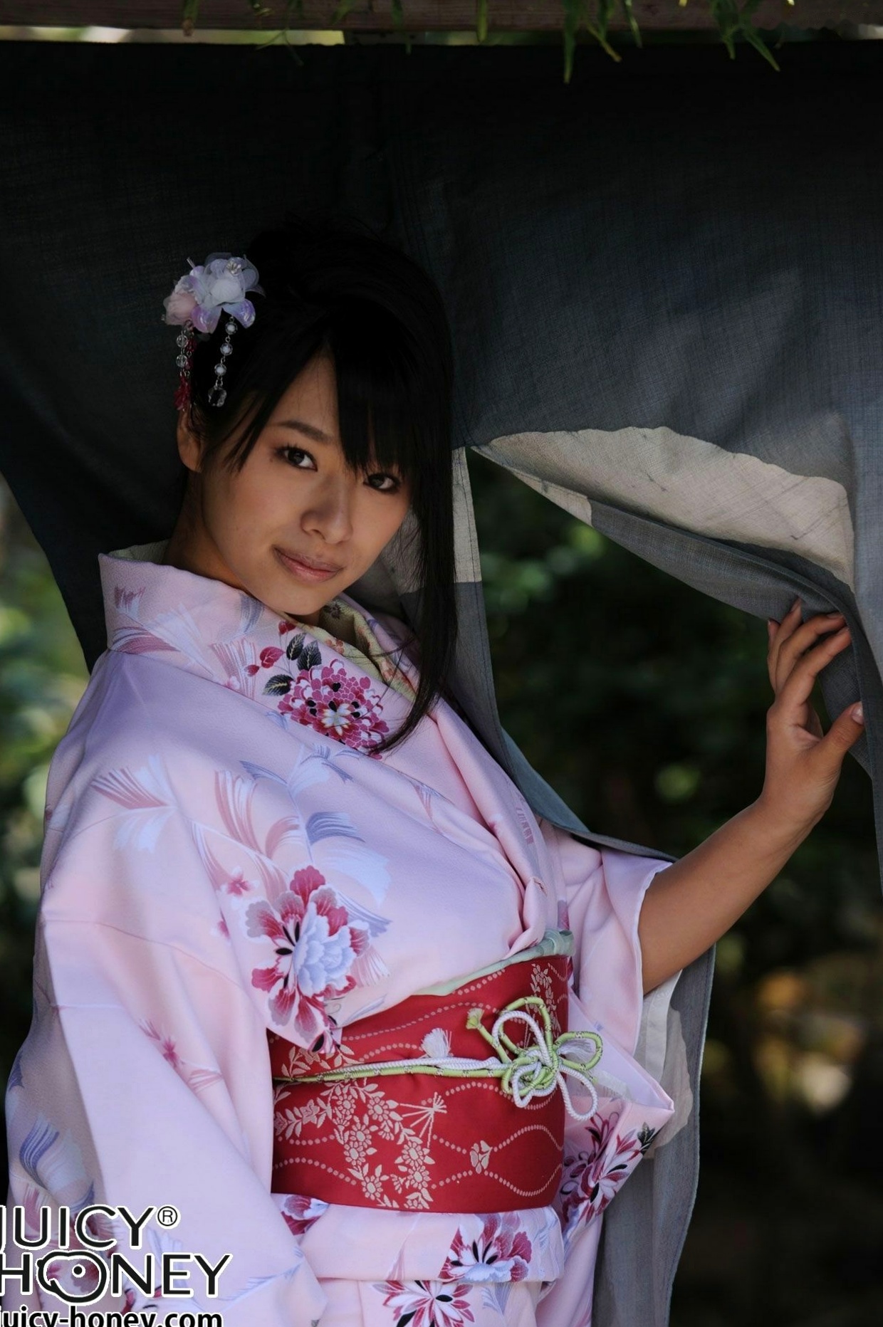 Gallery - 春菜はな(Hana Haruna) 粉嫩和服写真集：古典园林与室内韵味，演绎日系清新与性感风情和服清新诱惑私房照气质 女神私房照_秀色女神 - image 4