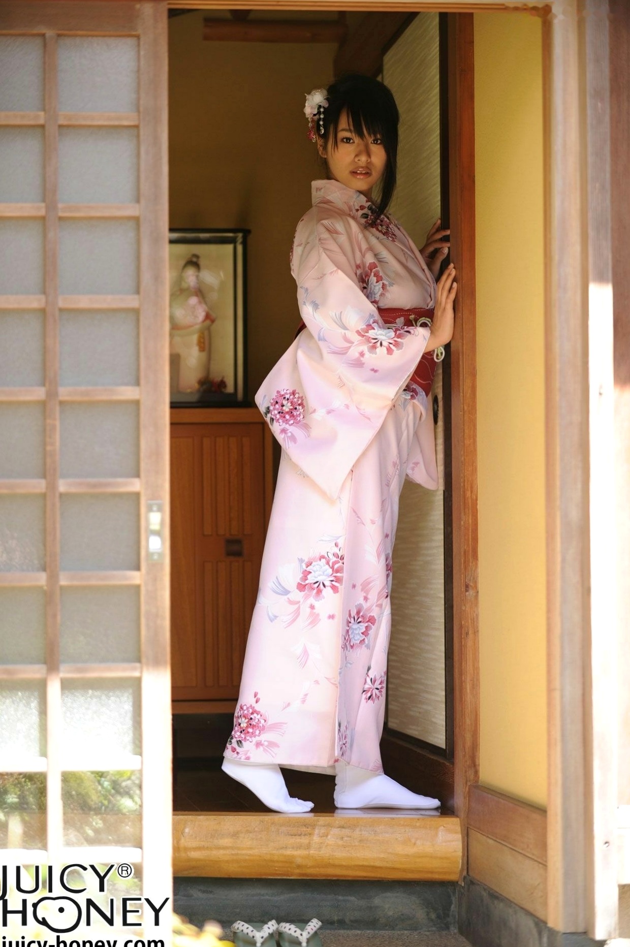 Gallery - 春菜はな(Hana Haruna) 粉嫩和服写真集：古典园林与室内韵味，演绎日系清新与性感风情和服清新诱惑私房照气质 女神私房照_秀色女神 - image 10
