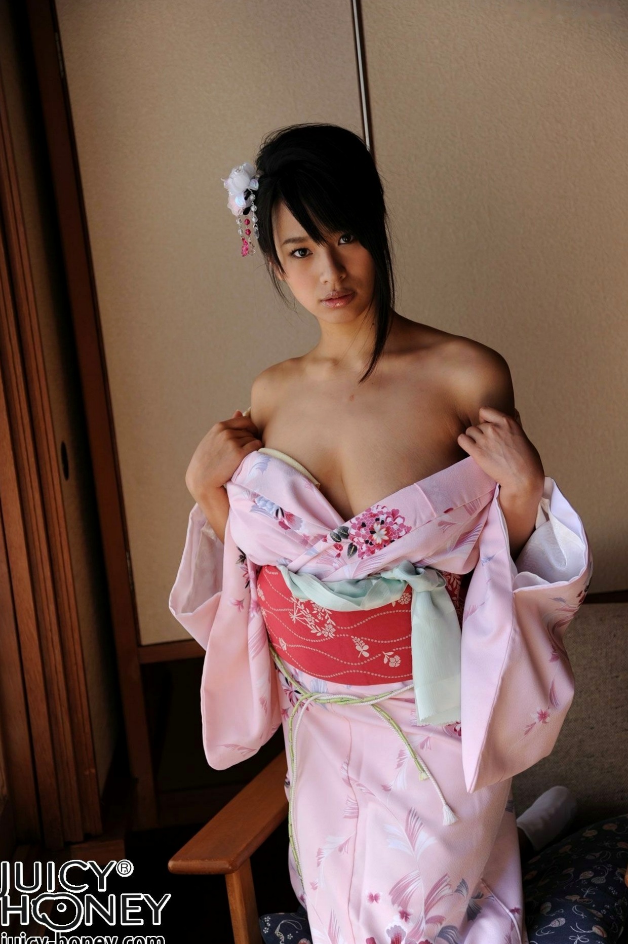 Gallery - 春菜はな(Hana Haruna) 粉嫩和服写真集：古典园林与室内韵味，演绎日系清新与性感风情和服清新诱惑私房照气质 女神私房照_秀色女神 - image 19