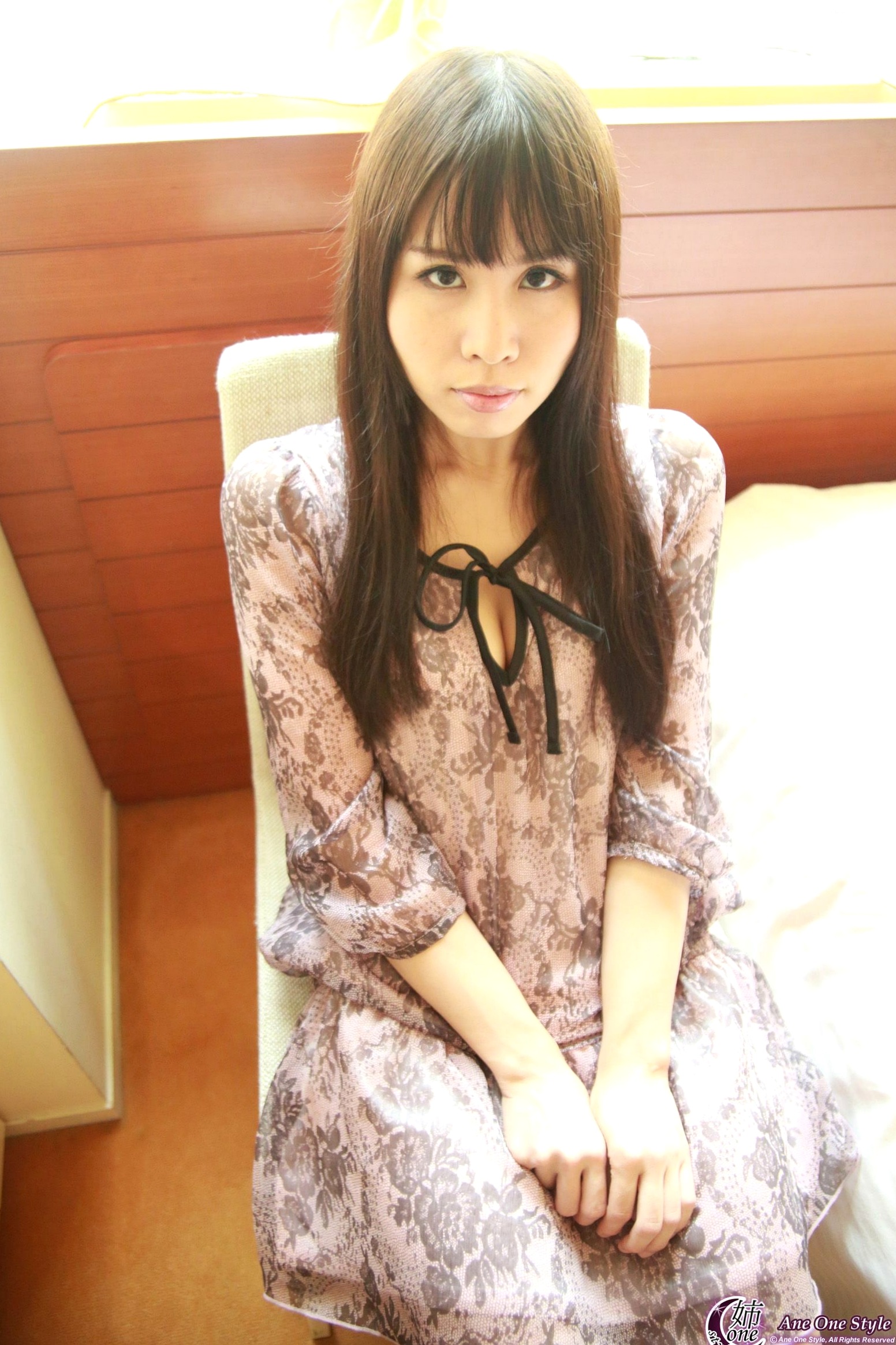 Gallery - X-City_ Ane One Style No.82 牧野絵里 Eri Makino 私房写真，优雅蕾丝裙下的室内魅力与修长美腿，尽显知性成熟气质气质清纯私房照美腿日本 女神私房照_秀色女神 - image 2