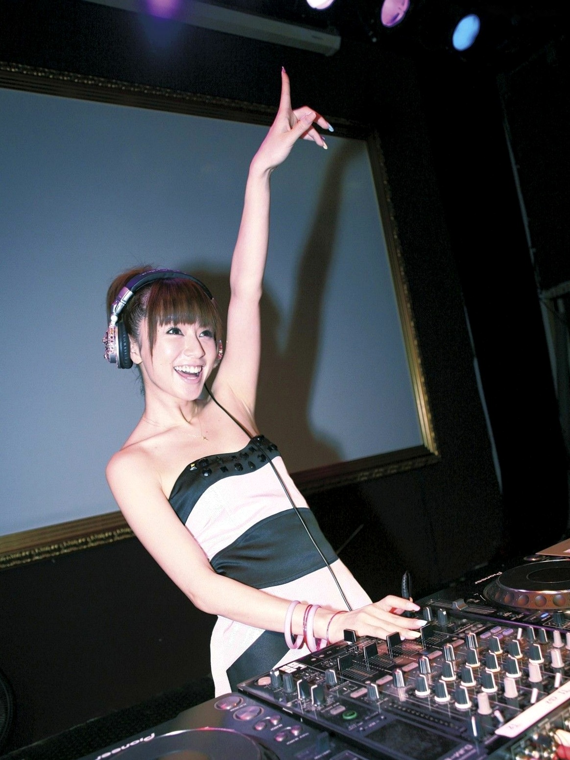 Gallery - 長谷川潤+鈴木亜美《IN HOUSE NATION》高清写真集：日系女神私房街拍与发布会精彩现场，感受双倍优雅魅力日本女神气质清纯养眼 女神私房照_秀色女神 - image 1