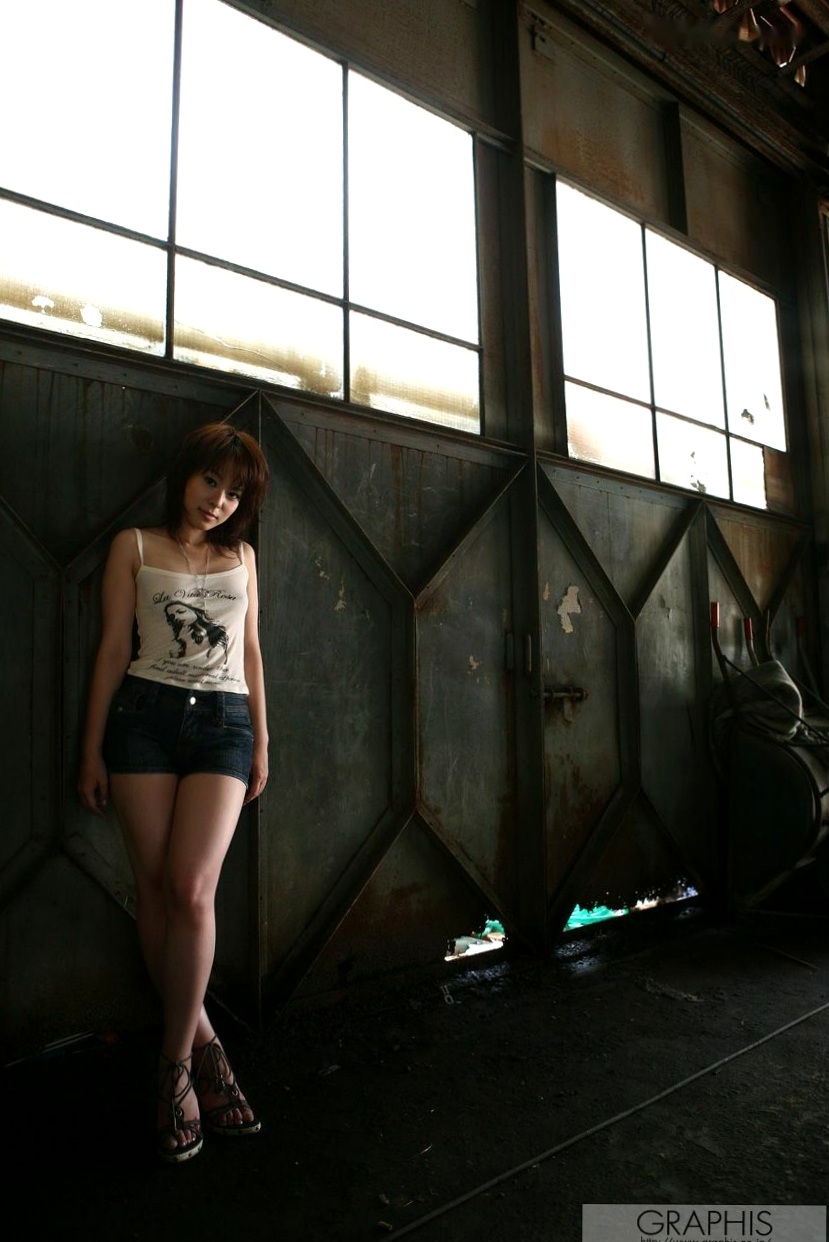 Graphis_Mina Manabe 真锅美奈 First Gravure 工业风写真 泳装诱惑 户外场景拍摄 纯真少女写真 [19P]