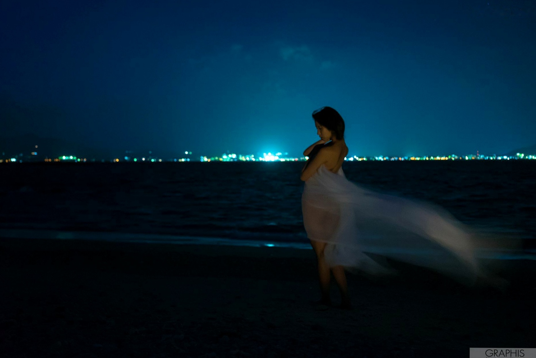 Gallery - Graphis_湊莉久《Winter Special Gallery》高清写真集：夜色海边与私房居家魅力瞬间日本性感诱惑私房照 女神私房照_秀色女神 - image 12