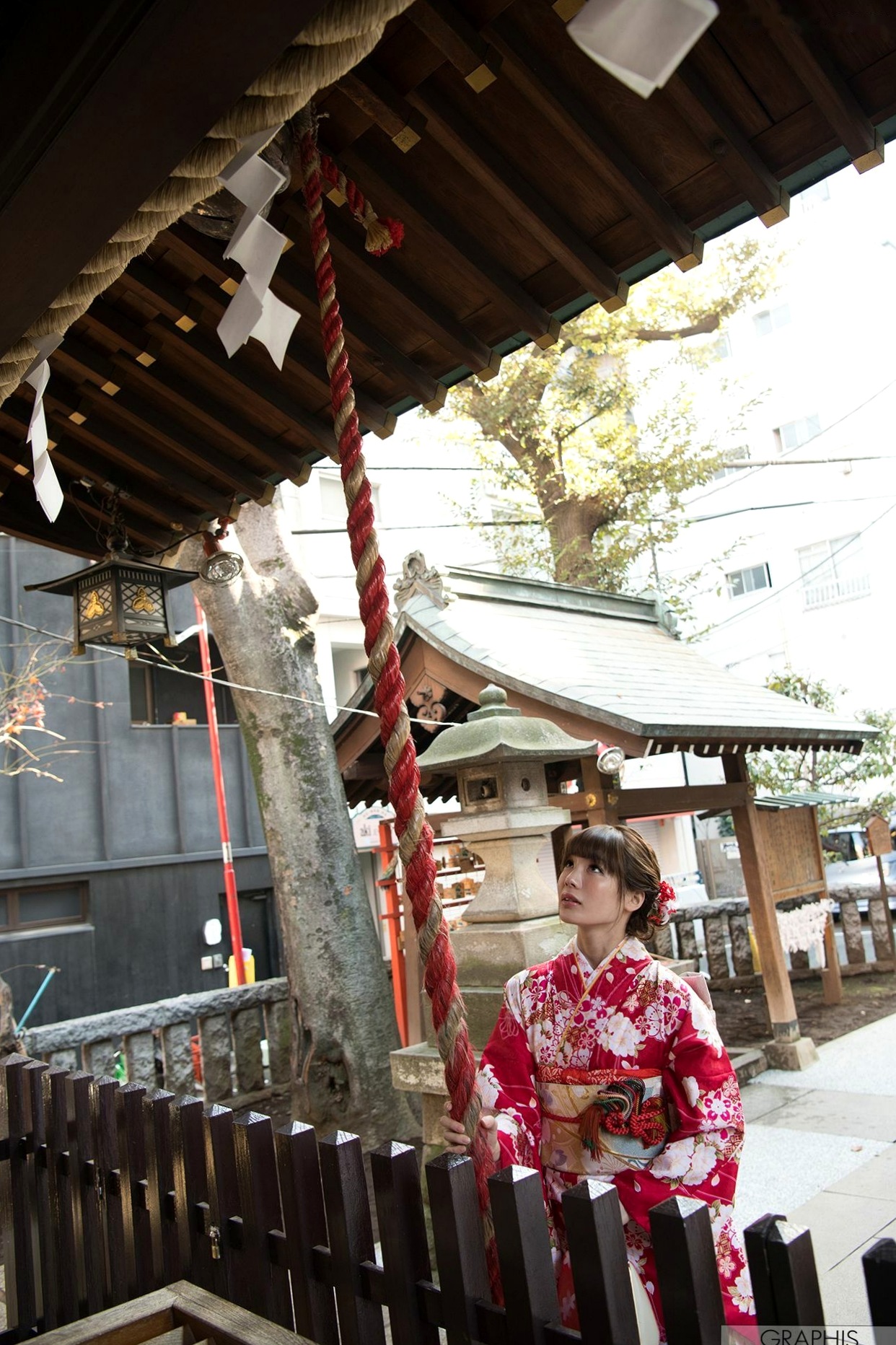 Gallery - 铃村爱里Airi Suzumura和服写真：古韵神社与木质长廊下的清纯温婉之美日本和服清纯气质治愈系 女神私房照_秀色女神 - image 3
