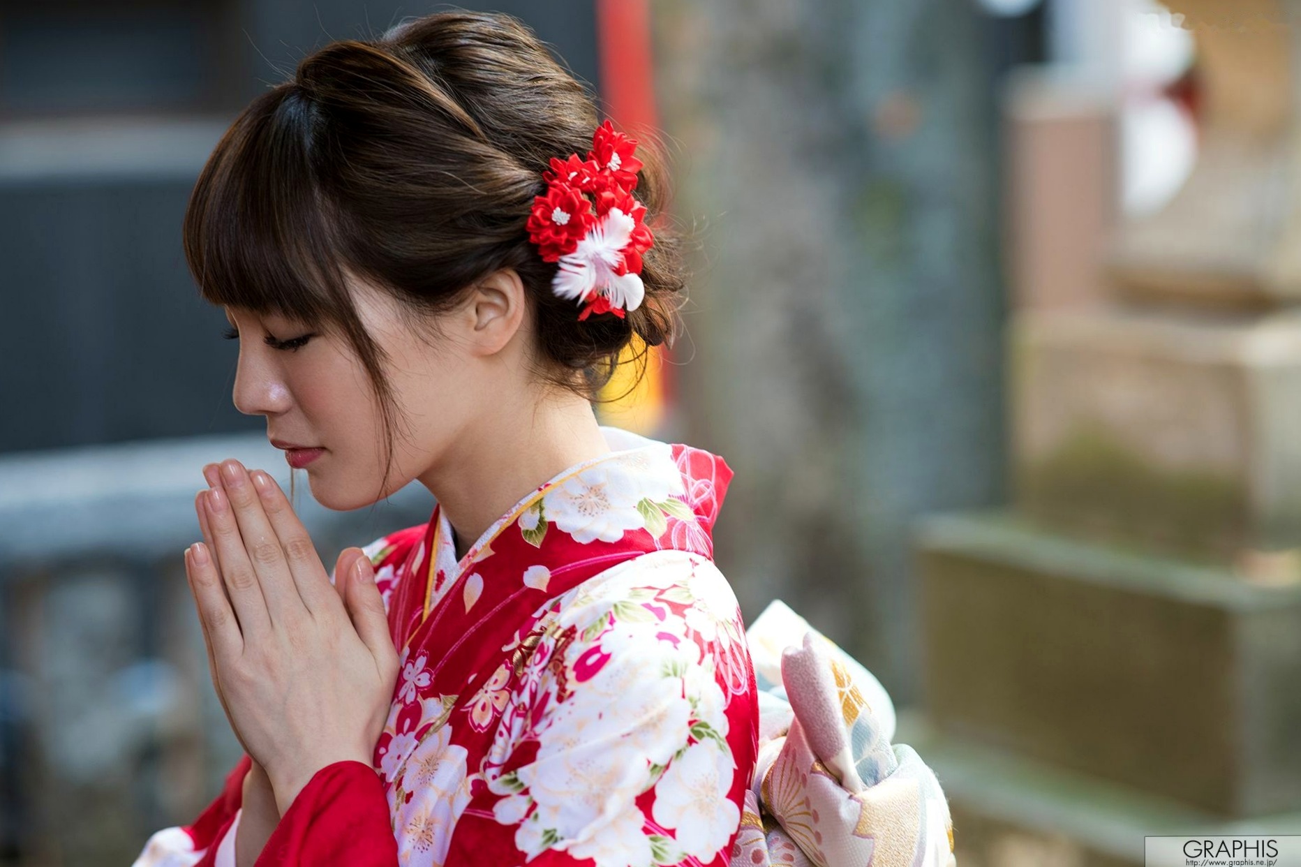 Gallery - 铃村爱里Airi Suzumura和服写真：古韵神社与木质长廊下的清纯温婉之美日本和服清纯气质治愈系 女神私房照_秀色女神 - image 4