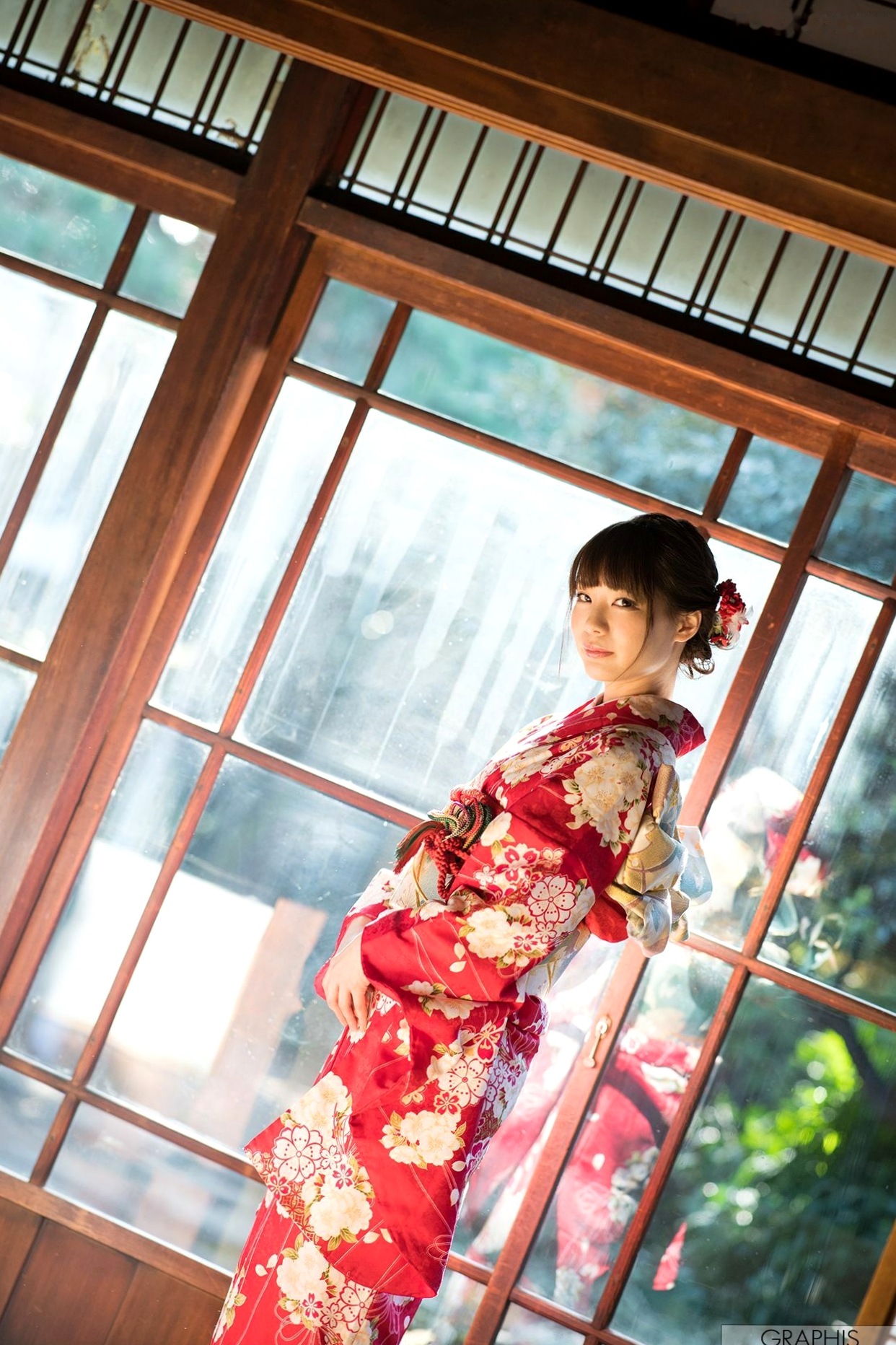 Gallery - 铃村爱里Airi Suzumura和服写真：古韵神社与木质长廊下的清纯温婉之美日本和服清纯气质治愈系 女神私房照_秀色女神 - image 8