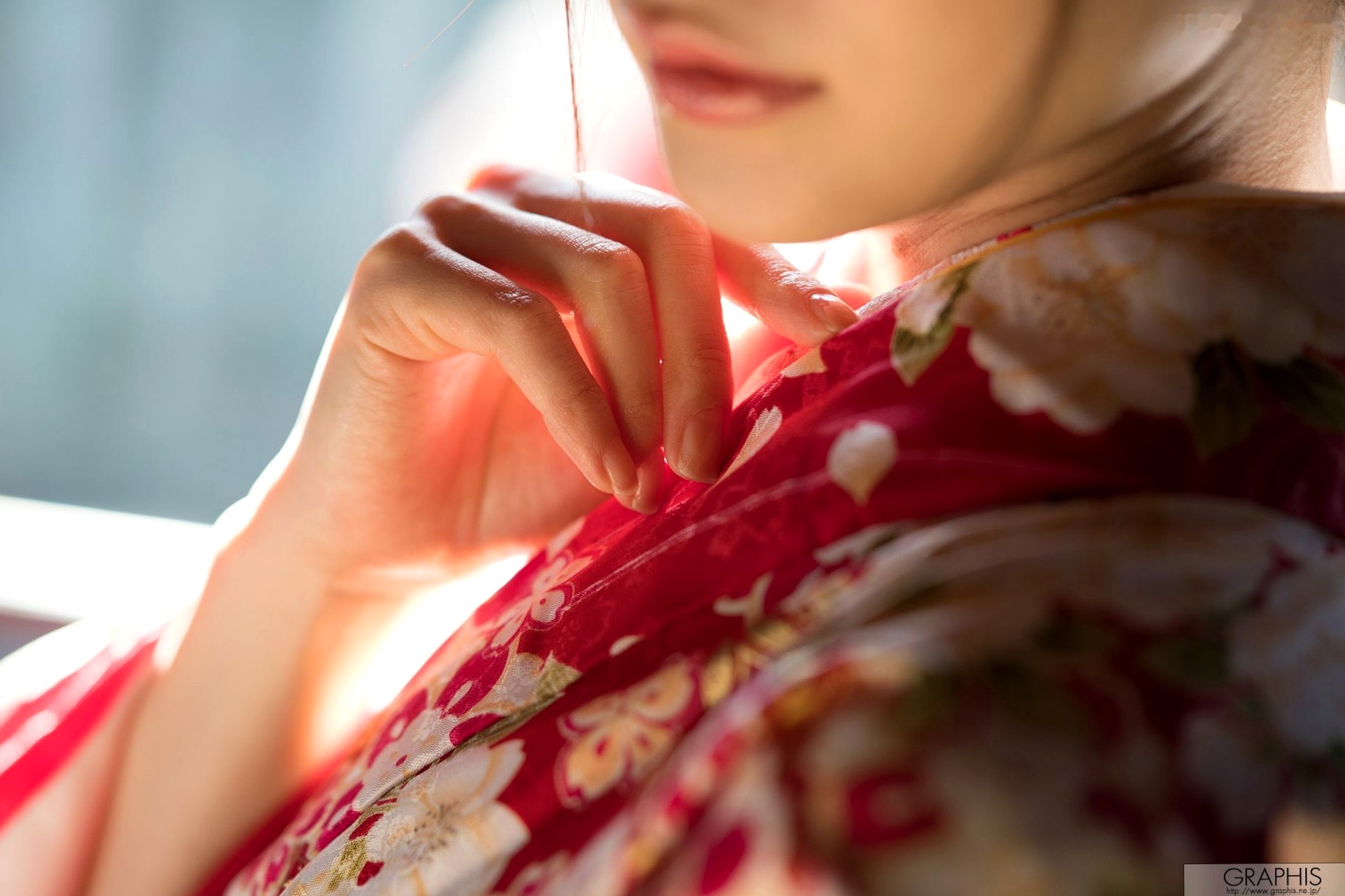 Gallery - 铃村爱里Airi Suzumura和服写真：古韵神社与木质长廊下的清纯温婉之美日本和服清纯气质治愈系 女神私房照_秀色女神 - image 9