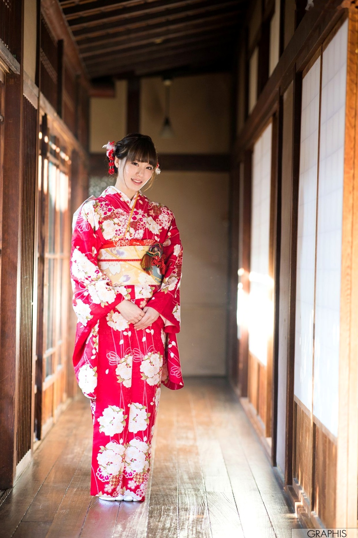 Gallery - 铃村爱里Airi Suzumura和服写真：古韵神社与木质长廊下的清纯温婉之美日本和服清纯气质治愈系 女神私房照_秀色女神 - image 12