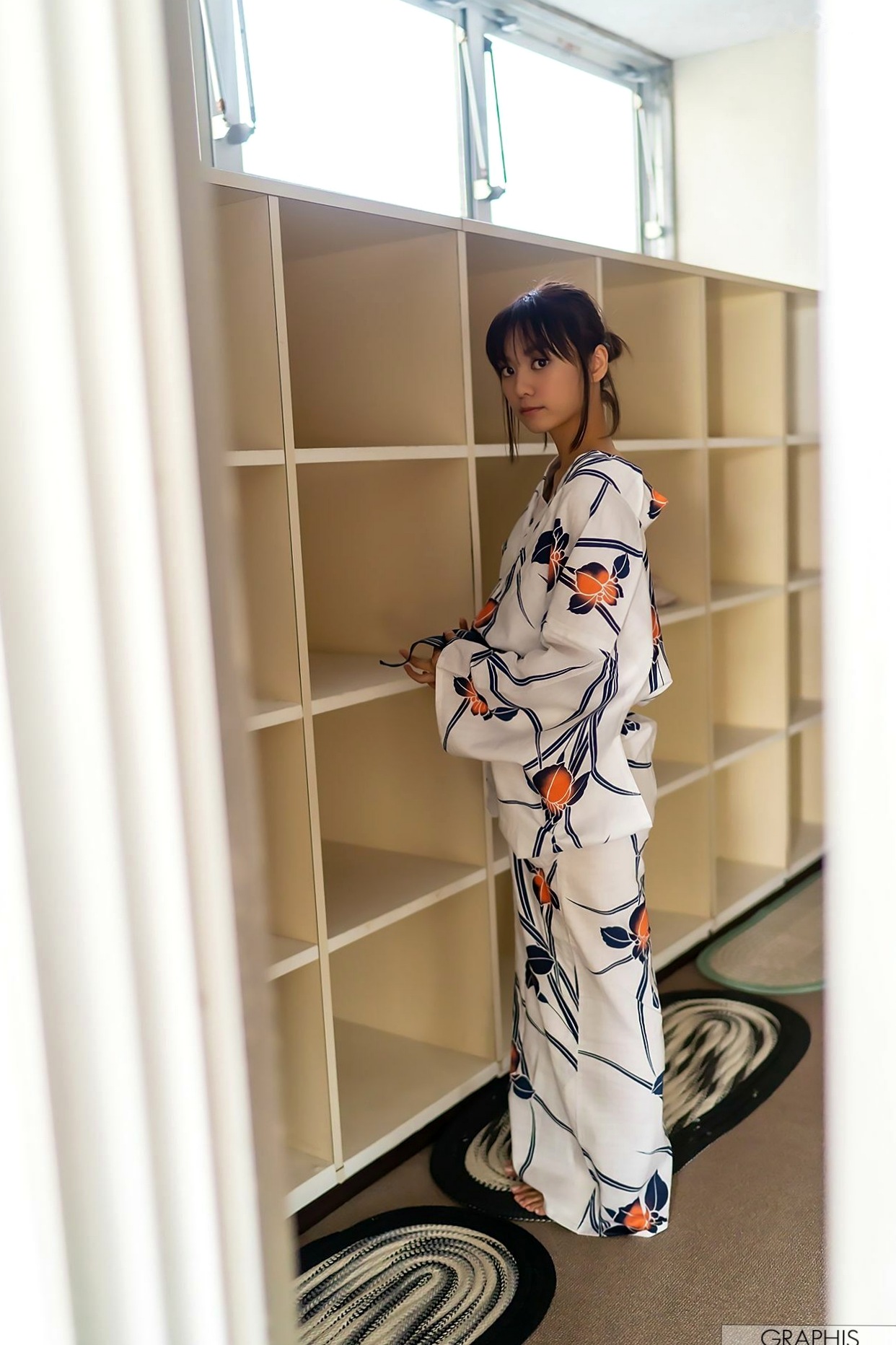 Gallery - Graphis萌波铃Suzu Monami写真集：清纯少女蜕变，纯欲家居私房与清新户外造型系列日本清纯私房照诱惑 女神私房照_秀色女神 - image 24